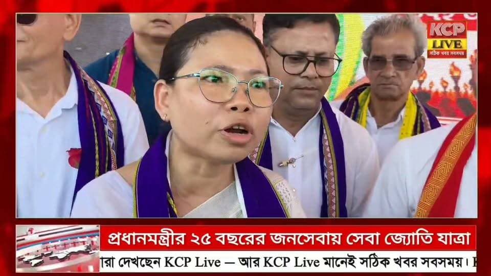 ধর্মনগরে ‘সেবা জ্যোতি যাত্রা’, মোদির ২৫ বছরের জনসেবার বার্তা !!
প্রধানমন্ত্রী নরেন্দ্র মোদির ২৫ বছরের জনসেবার গৌরবময় যাত্রা উপলক্ষে উত্তর ত্রিপুরার ধর্মনগরের ডিএনভি মাঠ থেকে আয়োজিত হয় ‘সেবা জ্যোতি যাত্রা’। ‘দেশ সবার আগে’—এই বার্তাকে সামনে রেখে সেবা, সুশাসন, উন্নয়ন ও বিকশিত ভারতের সংকল্প তুলে ধরা হয়।অনুষ্ঠানে উপস্থিত ছিলেন রাজ্যের মন্ত্রী শুক্লাচরণ নোয়াতিয়া ও সান্তনা চাকমা, বিধায়ক যাদবলাল নাথ, বিনয়ভূষণ দাস ও জহর চক্রবর্তীসহ বিজেপির বিভিন্ন স্তরের নেতৃত্ব ও কর্মী-সমর্থকরা। প্রধানমন্ত্রী নরেন্দ্র মোদির ২৫ বছরের জনসেবার বিভিন্ন দিক তুলে ধরার পাশাপাশি সাধারণ মানুষের কাছে উন্নয়নের বার্তা পৌঁছে দেওয়ার আহ্বান জানানো হয়।অনুষ্ঠানকে ঘিরে দলীয় কর্মী-সমর্থকদের মধ্যে ব্যাপক উৎসাহ ও উদ্দীপনা লক্ষ্য করা যায়।
#dharmanagar #kanchanpur #panisagar #Kadamtala #kailashahar #churaibari #BreakingNews #khowai #agartala #tripura