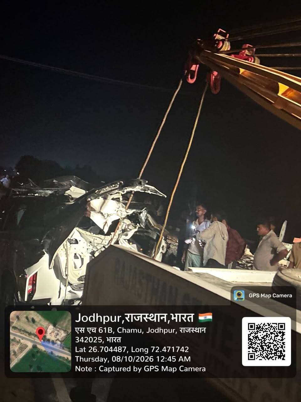 जोधपुर जिले के चामू क्षेत्र में देर रात हुए द*र्दनाक सड़क हा*दसे में पुलिस विभाग के CI बुधाराम की मौ**त हो गई, जबकि एक अन्य व्यक्ति गंभीर रूप से घा**यल हो गया। हादसे की सूचना मिलते ही क्षेत्र में शो**क की लहर दौड़ गई। जानकारी के अनुसार चामू से लोड़ता-ठाडिया की ओर जा रही एक SUV अचानक अनि**यंत्रित होकर सड़क किनारे खड़ी ट्रैक्टर-ट्रॉली में जा घु**सी। टक्कर इतनी भीषण थी कि प्रतापगढ़ में पदस्थ CI बुधाराम की मौके पर ही मौ***त हो गई। बताया जा रहा है कि मृ****तक मूल रूप से ठाडिया (चामू) के निवासी थे।
हादसे में एक अन्य व्यक्ति गंभीर रूप से घायल हो गया, जिसे प्राथमिक उपचार के बाद जोधपुर रेफर किया गया।
#jodhpur