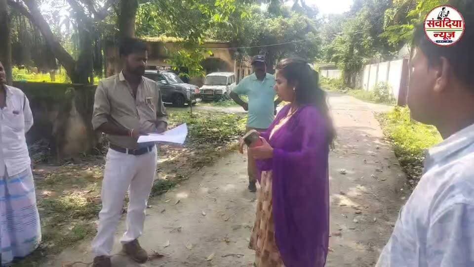 🚨 मझुआ पश्चिम पंचायत में सरकारी राशि में गड़बड़ी के गंभीर आरोप!
उपमुखिया और वार्ड सदस्यों ने खोला मोर्चा, BDO को सौंपा लिखित आवेदन
रानीगंज प्रखंड की ग्राम पंचायत राज मझुआ पश्चिम में विकास योजनाओं के क्रियान्वयन और सरकारी राशि के उपयोग को लेकर गंभीर सवाल उठाए गए हैं।
वार्ड सदस्य अवधेश यादव के नेतृत्व में उपमुखिया रानी देवी एवं कई वार्ड सदस्यों ने BDO रानीगंज को आवेदन देकर पंचायत की विभिन्न योजनाओं की जांच कराने की मांग की है।
शिकायत में मुखिया, पंचायत सचिव और अकाउंटेंट पर सरकारी राशि के कथित दुरुपयोग एवं वित्तीय अनियमितता के गंभीर आरोप लगाए गए हैं।
📌 शिकायत में उठाए गए प्रमुख मामले—
▪️ मिट्टीकरण एवं निर्माण सामग्री में कथित अनियमितता
▪️ पुस्तकालय और सामुदायिक भवन की राशि की जांच की मांग
▪️ वार्ड 04 और 06 में डस्टबिन वितरण में कथित गड़बड़ी
▪️ कार्यकारी बैठक एवं ग्रामसभा की प्रक्रिया पर सवाल
▪️ पूरे पंचवर्षीय कार्यकाल की योजनाओं की जांच की मांग
वार्ड सदस्यों ने योजनाओं से जुड़े अभिलेख, बिल-वाउचर, भुगतान विवरण, स्थल निरीक्षण और लाभुकों का सत्यापन कराने की मांग की है।
⚠️ महत्वपूर्ण: लगाए गए आरोपों की अभी आधिकारिक पुष्टि नहीं हुई है। मामले की वास्तविक स्थिति प्रशासनिक जांच के बाद ही स्पष्ट होगी।
अब देखना होगा कि BDO रानीगंज इस शिकायत पर क्या कार्रवाई करते हैं और क्या पंचायत की योजनाओं की जांच के लिए टीम गठित की जाती है?
📰 संवदिया न्यूज | अररिया, बिहार
#मझुआपश्चिम #रानीगंज #अररिया #पंचायत #सरकारीयोजना #जांच #BDO #वार्डसदस्य #उपमुखिया #विकासकार्य #बिहारन्यूज #संवदियान्यूज