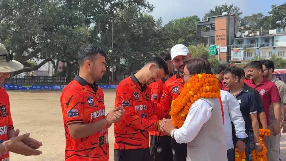 LIVE: सिरमौर क्रिकेट लीग का शानदार आगाज़: IPL की तर्ज़ पर हो रहे इस रोमांचक प्रतियोगिता का धारटीधार स्पोर्ट्स क्लब की ओर से शुभारंभ,बतौर मुख्य अतिथि पहुंचे मुकेश रमोल....
