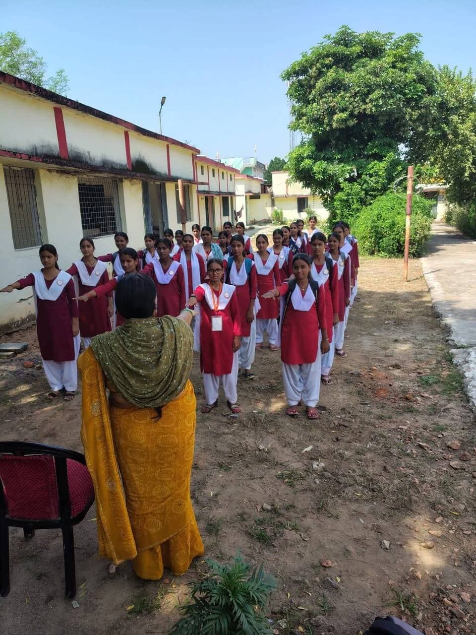 सेवा संकल्प अभियान के अंतर्गत शासकीय उत्कृष्ट कन्या छात्रावास, निवाड़ी में छात्राओं ने किया योगाभ्यास
--
सेवा संकल्प अभियान के अंतर्गत जिले में विभिन्न गतिविधियों का आयोजन किया जा रहा है। इसी क्रम में शासकीय उत्कृष्ट कन्या छात्रावास, निवाड़ी में छात्राओं के लिए योगाभ्यास कार्यक्रम आयोजित किया गया। कार्यक्रम में छात्राओं ने उत्साहपूर्वक सहभागिता करते हुए विभिन्न योगासन एवं प्राणायाम का अभ्यास किया।
योगाभ्यास के दौरान छात्राओं को नियमित योग एवं प्राणायाम से होने वाले शारीरिक और मानसिक लाभों के बारे में जानकारी दी गई। छात्राओं ने विभिन्न योगासन का अभ्यास करते हुए स्वस्थ एवं संतुलित जीवनशैली अपनाने का संकल्प लिया। इस अवसर पर योग को दैनिक दिनचर्या में शामिल करने तथा स्वास्थ्य के प्रति जागरूक रहने के लिए प्रेरित किया गया।
सेवा संकल्प अभियान के माध्यम से जिले में स्वास्थ्य, स्वच्छता, जनभागीदारी एवं जनकल्याण से जुड़ी विभिन्न गतिविधियां आयोजित की जा रही हैं। इसी क्रम में छात्रावास की छात्राओं के बीच योगाभ्यास का आयोजन स्वस्थ जीवनशैली और स्वास्थ्य जागरूकता को बढ़ावा देने की दिशा में महत्वपूर्ण पहल रहा।
#yoga
#सेवा_संकल्प_अभियान #SevaSankalpAbhiyan #jansamparkMP #niwari