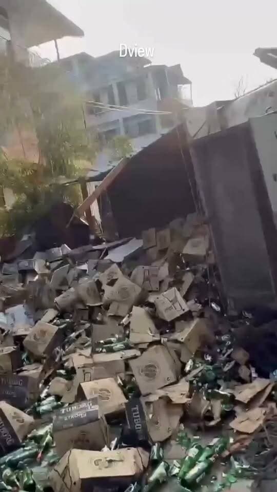 देहरा पुल के पास बीयर की बोतलों से लदा एक ट्रक अचानक पलट गया। ट्रक के पलटते ही बीयर की बोतलें सड़क पर बिखर गईं, जिससे मौके पर अफरा-तफरी मच गई। हादसे के कारण सड़क पर यातायात भी प्रभावित हुआ। घटना में किसी के हताहत होने की सूचना फिलहाल नहीं है।
