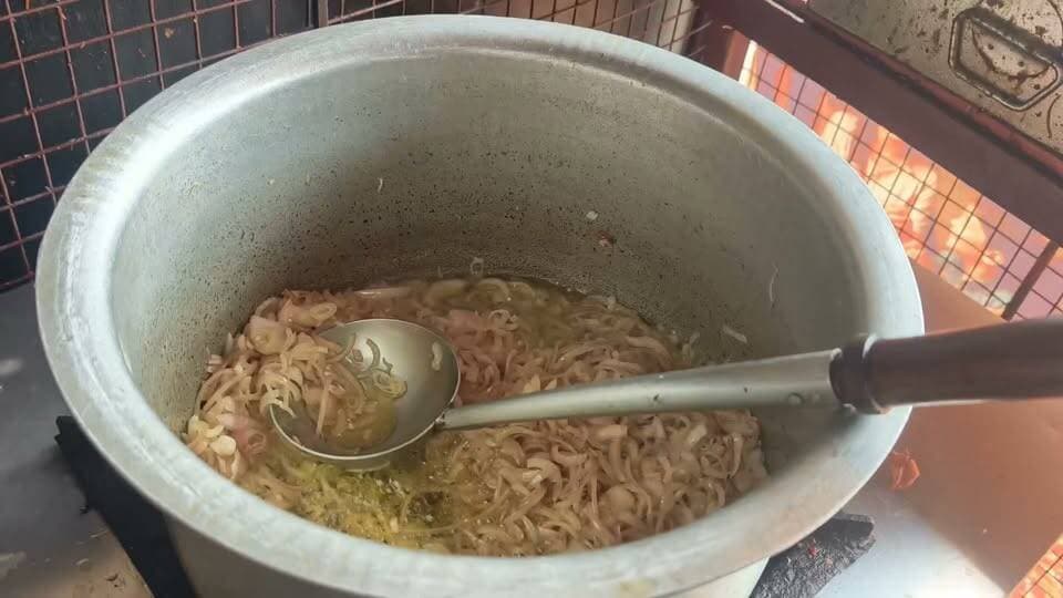 भातकोल बाजार के चटकारा द फैमिली रेस्टोरेंट का चिकन बिरियानी बनी लोगों की पहली पसंद.
घर पर बनाएं देसी तड़के वाली चिकन बिरयानी, स्वाद में एकदम लाजवाब
https://hindi.news18.com/news/lifestyle/recipe-desi-tadka-chicken-biryani-recipe-make-restaurant-style-biryani-at-home-local18-10892795.html