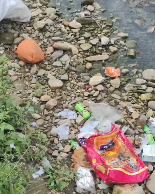 सुंदरनगर में हालात चिंताजनक, शिक्षित और संपन्न लोगों की लापरवाही पर उठे सवाल, VIDEO वायरल
डेली हिमाचल न्यूज़ - सुंदरनगर, 08 अक्टूबर 2026
सुंदरनगर शहर के वार्ड नंबर-4 में सफाई व्यवस्था को लेकर एक गंभीर तस्वीर सामने आ रही है। घर बड़े होने, पैसा, कोठी और बंगला होने से ही कोई सभ्य नहीं कहलाता, सभ्यता की असली पहचान अपने आसपास स्वच्छता और सामाजिक जिम्मेदारी निभाने से होती है। नगर परिषद की कूड़ा उठाने वाली गाड़ियां नियमित रूप से आती हैं, इसके बावजूद कुछ लोगों द्वारा नाले में कूड़ा फेंकने की आदत लगातार जारी है। कुछ दिन पहले सीवरेज टैंक में बोरी तक डाल दी गई, जिसके चलते पूरे वार्ड का सीवरेज टैंक ओवरफ्लो हो गया।
सबसे चिंता की बात यह है कि ऐसी लापरवाही के बावजूद संबंधित लोगों को शायद कोई फर्क नहीं पड़ रहा। आखिर इस तरह की हरकतों का खामियाजा आम जनता और सरकारी खजाने को ही भुगतना पड़ता है।
सवाल साफ है—जब कूड़ा उठाने की व्यवस्था मौजूद है, तो नालों और सीवरेज सिस्ट