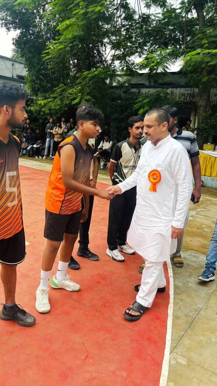 बहराइच में '3×3 कैम्पस क्लैश' बास्केटबॉल टूर्नामेंट का आगाज, डिवाइन, हूपर्स और ब्लैक पैंथर ने दर्ज की शानदार जीत
केडीसी एकेडमी में सांसद डॉ. आनंद कुमार गोंड़ ने किया उद्घाटन, 20 टीमों ने लिया हिस्सा
उद्घाटन मैच में डिवाइन ग्रेस ने जयपुरिया स्कूल को 5-0 से हराया
बहराइच में बास्केटबॉल खेल की उभरती प्रतिभाओं को निखारने और युवाओं में खेल भावना को बढ़ावा देने के उद्देश्य से आज '3×3 कैम्पस क्लैश' बास्केटबॉल टूर्नामेंट का भव्य आयोजन किया गया। केडीसी एकेडमी के तत्वावधान में आयोजित इस प्रतियोगिता में जिले की 20 टीमों ने पूरे उत्साह के साथ प्रतिभाग किया।
टूर्नामेंट का आधिकारिक शुभारंभ मुख्य अतिथि, बहराइच के सांसद डॉ. आनंद कुमार गोंड़ ने खिलाड़ियों से परिचय प्राप्त कर किया। इस अवसर पर विशिष्ट अतिथि के रूप में केडीसी के सचिव मेजर एस.पी. सिंह और गुरु कृपा डिवाइन ग्रेस के निदेशक जॉय रतानी मौजूद रहे। अतिथियों ने खिलाड़ियों का उत्साहवर्धन करते हुए खेल को व्यक्तित्व विकास की अहम कुंजी बताया।
पहला मुकाबला (अंडर-19): प्रतियोगिता के उद्घाटन मैच में डिवाइन ग्रेस और जयपुरिया स्कूल आमने-सामने थे, जिसमें डिवाइन ग्रेस ने एकतरफा प्रदर्शन करते हुए जयपुरिया स्कूल को 5-0 से शिकस्त दी।
हूपर्स और स्टनर्स की टीमों के बीच हुआ। हूपर्स ने अपने मजबूत डिफेंस और सटीक ड्रिबलिंग के दम पर स्टनर्स को 2-0 से मात दी।
तीसरा मुकाबला (गर्ल्स अंडर-17): बालिकाओं के वर्ग में सनराइजर्स और ब्लैक पैंथर के बीच बेहद कांटे की टक्कर देखने को मिली। कड़े संघर्ष के बाद ब्लैक पैंथर ने शानदार मूव बनाते हुए सनराइजर्स को 1-0 से हरा दिया।
मैचों में निष्पक्ष निर्णय के लिए प्रखर मिश्र, राजा सिंह, गुरकरन सिंह वालिया और जय तिवारी निर्णायक मंडल के रूप में उपस्थित रहे। वहीं प्रणव शुक्ला और शाश्वत अग्रवाल की तीखी कमेंट्री ने दर्शकों और खेल प्रेमियों का रोमांच दोगुना कर दिया।
कार्यक्रम के दौरान केडीसी एकेडमी के सचिव जय तिवारी, बास्केटबॉल एसोसिएशन के उपाध्यक्ष मोहित शुक्ल, सचिव अटल सिंह, संयुक्त सचिव सिद्धार्थ सिंह और कोषाध्यक्ष गौरव मिश्रा सहित एसोसिएशन के कई वरिष्ठ पदाधिकारी व खेल प्रेमी मौजूद रहे।