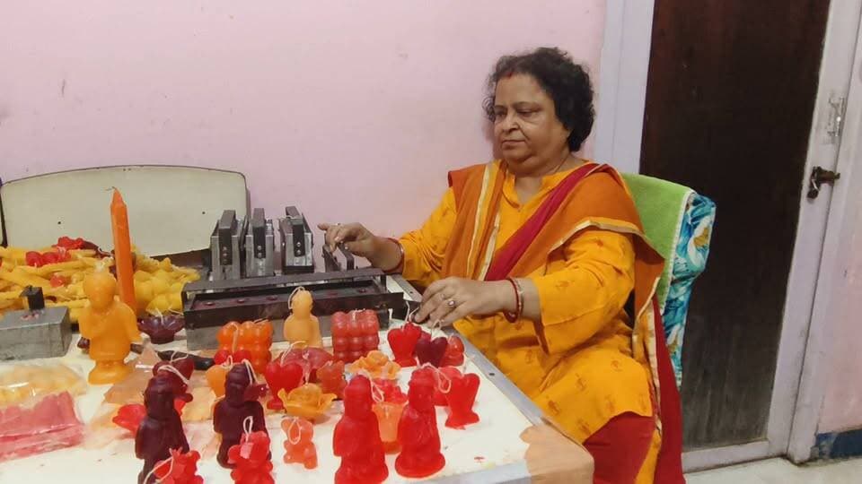 दीपावली को लेकर चाइनीस लाइट का जहां धूम है वही आरा में शिक्षिका कावेरी मोहन द्वारा बनाया गाया डिजाइनिंग और कलरफुल मोमबत्ती काफी आकर्षक का केंद्र बना कोई लेना चाहते हैं तो आरा सदर हॉस्पिटल रोड स्थित मानसरोवर कॉलोनी में शिक्षिका कावेरी मोहन द्वारा यह कलरफुल मोमबत्ती दिया भी जा रहा हैcall 8210527379, 6287173141