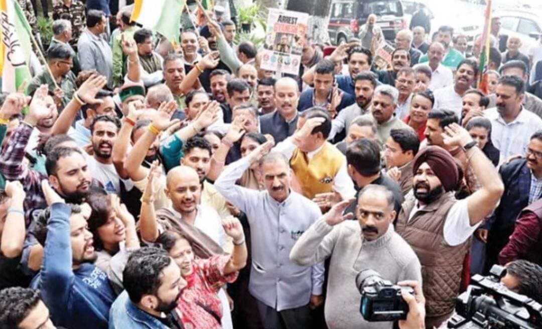 लोकभवन के बाहर बरसी कांग्रेस, राहुल को हिरासत में लेने का विरोध, सीएम की अगवाई में बोला हल्ला