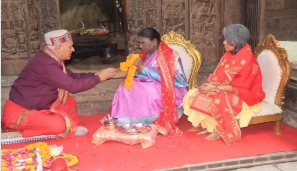 राष्ट्रपति द्रौपदी मुर्मू ने माता हिडिंबा मंदिर में की पूजा-अर्चना, मालरोड की सैर पर भी निकलीं
