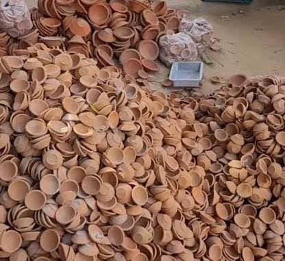 मिट्टी के दीयों की बिक्री पर नहीं लगेगा टैक्स, हाट-बाजारों में कुम्हारों को मिलेगी मुफ्त जगह
नवरात्रि-दीपावली से पहले कुम्हारों को राहत, स्थानीय निकायों और ग्रामीण हाट-बाजारों में बिक्री के लिए जगह देने के निर्देश
देवास। नवरात्रि और दीपावली से पहले मिट्टी के दीये और पारंपरिक माटी उत्पाद बनाने वाले कुम्हारों के लिए राहत की खबर है। अब त्योहारों के दौरान अपने बनाए दीये, मिट्टी के खिलौने और सजावटी सामान बेचने के लिए उन्हें बाजार में जगह के लिए शुल्क नहीं देना होगा। साथ ही इन उत्पादों की बिक्री पर किसी तरह की कर वसूली भी नहीं की जाएगी।
कलेक्टर ऋतुराज सिंह ने जिले के नगरीय निकायों और ग्रामीण क्षेत्रों में लगने वाले हाट-बाजारों में माटी शिल्पियों के लिए उचित स्थान उपलब्ध कराने के निर्देश दिए हैं। इसका उद्देश्य त्योहारों के दौरान स्थानीय स्तर पर तैयार होने वाले मिट्टी के उत्पादों की बिक्री को बढ़ावा देना है।
चाक से बाजार तक आसान होगी पहुंच
त्योहारों के सीजन में मिट्टी के दीयों और सजावटी सामान की मांग बढ़ती है, लेकिन छोटे कारीगरों के सामने उत्पाद बेचने के लिए जगह और बाजार शुल्क जैसी दिक्कतें रहती हैं। प्रशासन के इस फैसले से माटी शिल्पियों को सीधे बाजार में अपनी दुकान लगाने का अवसर मिलेगा।
नगरीय और ग्रामीण हाट-बाजारों में उनके लिए उपयुक्त स्थान तय किए जाएंगे। यहां वे मिट्टी के दीये, खिलौने और अन्य पारंपरिक उत्पाद बेच सकेंगे।
स्थानीय उत्पादों को बढ़ावा
प्रशासन की ओर से उठाए गए इस कदम से एक तरफ माटी शिल्पियों को त्योहारों में बिक्री का बाजार मिलेगा, वहीं स्थानीय स्तर पर तैयार पारंपरिक उत्पादों को भी बढ़ावा मिलेगा। खासकर दीपावली के दौरान मिट्टी के दीयों की बिक्री बढ़ने से कुम्हार परिवारों को इसका सीधा लाभ मिलने की उम्मीद है।
कलेक्टर ने संबंधित स्थानीय निकायों और ग्रामीण क्षेत्रों में बाजार व्यवस्था से जुड़े अधिकारियों को निर्देशों का पालन सुनिश्चित करने को कहा है।
