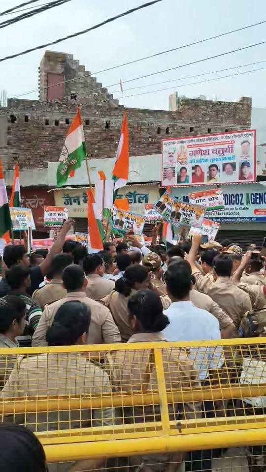 Chandausi EC चीफ ज्ञानेश कुमार को लेकर चंदौसी में कांग्रेस का जोरदार विरोध प्रदर्शन लगातार हो रही है पुलिस से नोकझोंक।
