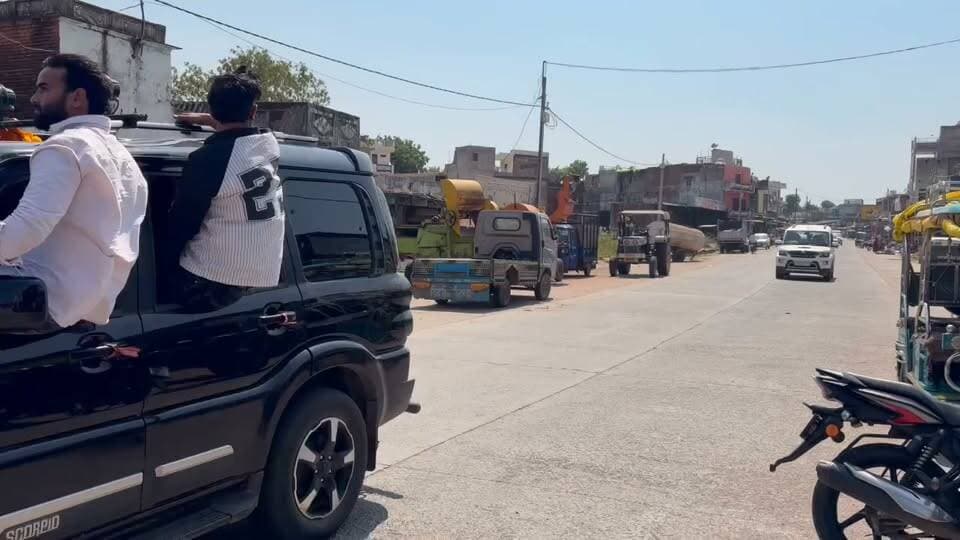 🚨दतिया SP ऑफिस का घेराव करने निकले पिछोर विधायक दिखा सैकड़ों गाड़ियों का विशाल काफिला🚨
पिछोर विधायक प्रीतम लोधी आज पिछोर से सैकड़ों गाड़ियों के काफिले के साथ दतिया के लिए रवाना हुए। इस दौरान सड़कों पर गाड़ियों की लंबी कतार देखने को मिली।
विधायक लोधी दतिया में एसपी कार्यालय का घेराव करेंगे।
#Pichhore #Datia #PritamLodhi #Karera #MPNews
