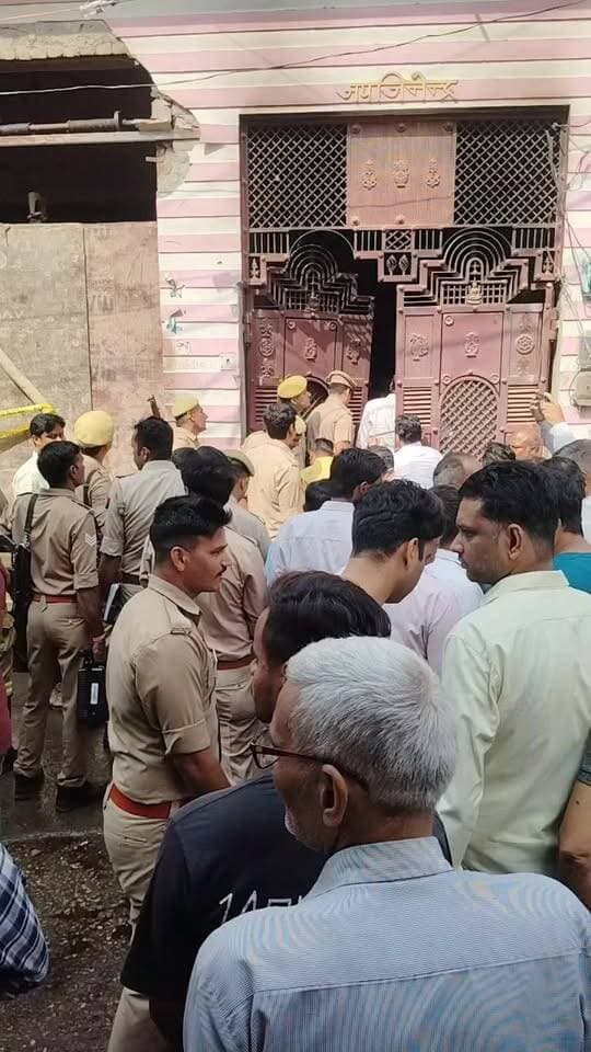 डीएम दिव्यांशु पटेल मौके पर
बागपत:मुख्य बाजार में किराना दुकान में शॉर्ट सर्किट से लगी भीषण आग
आग की चपेट में आने से मां-बेटी की दर्दनाक मौत
आग के दौरान दुकान में रखे दो गैस सिलेंडर धमाके के साथ फटे
आग बुझाने के प्रयास में व्यापारी समेत 10 से अधिक लोग झुलसे
सभी घायलों को उपचार के बाद गंभीर हालत में दिल्ली किया गया रेफर
पुलिस-फायर ब्रिगेड मौके पर, हादसे की जांच में जुटे अधिकारी।
खेकड़ा थाना नगर के बाजार का मामला #UttarPradesh #Bhajpa #khekda #fire #Ghayal #video #viral #news #update #trending