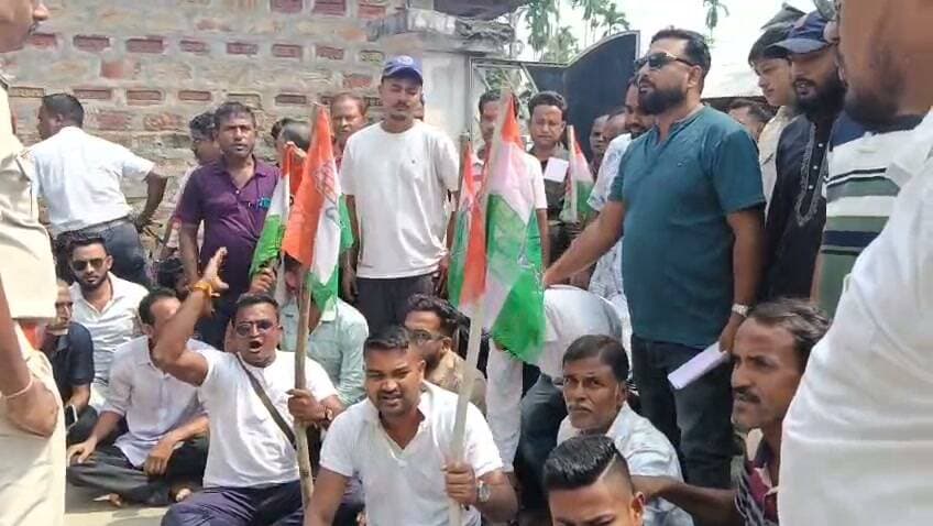 ঝড়ে ক্ষতিগ্রস্তদের টাকা ও রেশন কার্ডের দাবিতে কৈলাসহরে যুব কংগ্রেসের বিক্ষোভ, SDM অফিসের সামনে পুলিশের সঙ্গে ধাক্কাধাক্কি
#কৈলাসহর #যুবকংগ্রেস #বিক্ষোভ #ঊনকোটি
