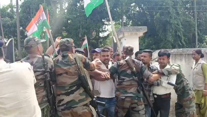 ক্ষতিপূরণ ও রেশন কার্ডের দাবিতে কৈলাসহরে যুব কংগ্রেসের বিক্ষোভ, পুলিশের সঙ্গে ধাক্কাধাক্কি