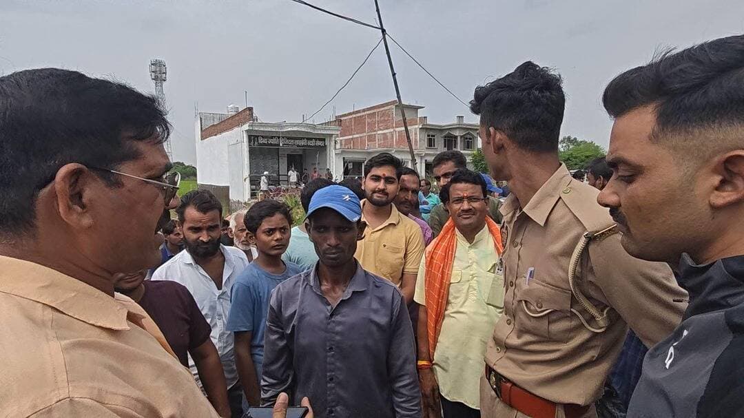 रास्ते की मांग को लेकर मोबाइल टावर पर चढ़ा युवक
संग्रामगढ़ के कोटा भवानीगंज में रास्ते की मांग को लेकर अशोक कुमार सरोज मोबाइल टावर पर चढ़ गया। सूचना पर पुलिस व ग्राम प्रधान मौके पर पहुंचे। रास्ता बनवाने के आश्वासन के बाद करीब दो घंटे बाद युवक टावर से नीचे उतरा। मौके पर पहुंचे एसडीएम कुंडा अजय यादव ने युवक की मांग पर कार्रवाई का आश्वासन दिया। पुलिस ने युवक को हिरासत में लेकर मुकदमा दर्ज कर कार्रवाई के निर्देश दिए। घटना से मौके पर काफी देर तक ग्रामीणों की भीड़ जुटी रही।