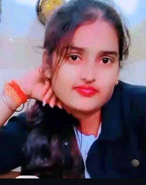 पाँच महीने बाद ज़िन्दगी की जंग हार गई मुस्कान, करेंट की चपेट में आकर झुलसी थी मुस्कान, परिजनों में कोहराम
पांच माह पूर्व खेत से मवेशी हटाने गई युवती हाईटेंशन के करंट से झुलस गई थी। इलाज के दौरान पांच माह बाद उसकी मौत हो गई।
थाना क्षेत्र के जमुनीपुर निवासी योगेंद्र उपाध्याय उर्फ मुन्ना उपाध्याय की 23 वर्षीय बेटी मुस्कान पांच माह पूर्व खेत में बांधे गए मवेशी को खोलने गई थी। उस स्थान पर विद्युत पोल के साथ स्टे वायर लगा था, हाईटेंशन का तार टूट कर स्टे वायर के पास फंस गया था। मवेशी की रस्सी उसमें लपेटी हुई थी। उसे खोलने के दौरान करंट की चपेट में आ गई थी। परिजन उसे ट्रामा सेंटर लेकर आए गंभीर हालत देख डॉक्टर ने मेडिकल कॉलेज प्रयागराज रेफर कर दिया था। सात सितंबर को इलाज के दौरान स्वरूप रानी हॉस्पिटल में उसकी मौत हो गई। पुलिस ने शव को पोस्टमार्टम के लिए भेज दिया। घटना की बाबत विद्युत उपखंड अधिकारी अभिनव कुमार श्रीवास्तव ने बताया कि घटना के समय मामले की जानकारी मिली थी। उसकी सहायता राशि के लिए विभाग में अप्लाई कर दिया था। मौत की जानकारी मिल गई है। विभाग से जो भी मुआवजा शासन निश्चित करेगा। उसे परिजनों को दिया जाएगा।