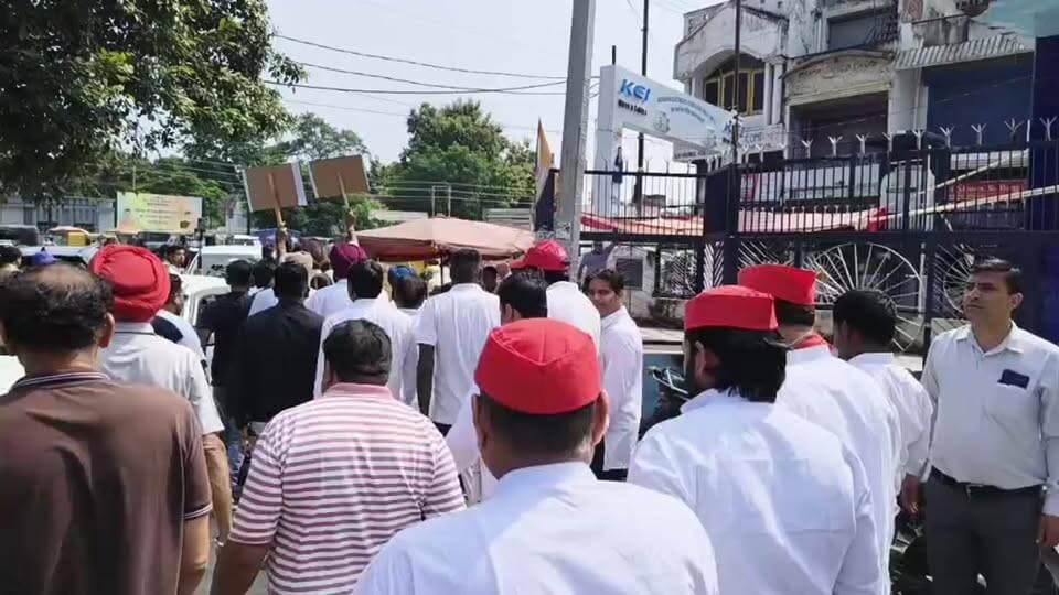 SIR और चुनाव आयोग के खिलाफ रुद्रपुर में इंडिया गठबंधन का प्रदर्शन! सरकार के खिलाफ नारे लगाकर जताया विरोध
#AwaazIndiaDigital #Uttarakhand #Rudrapur #Congress #Protest #LatestNews