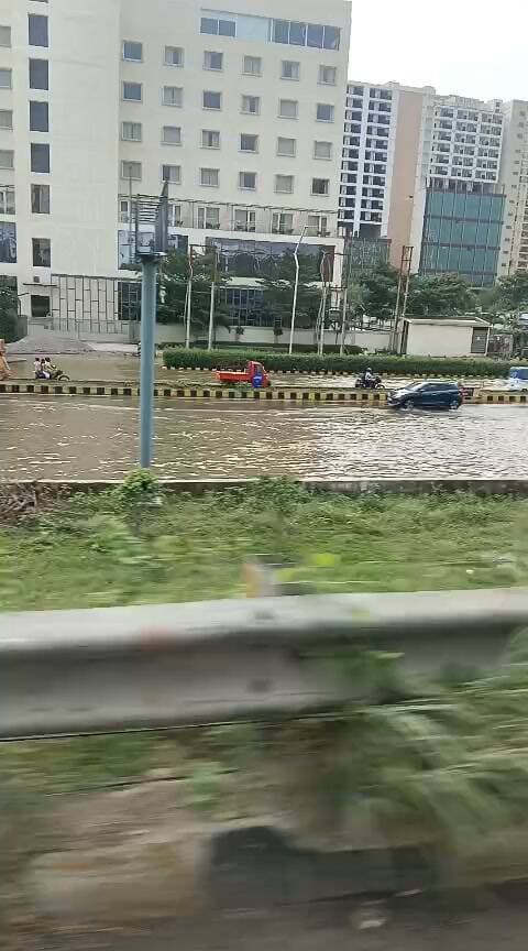 लखनऊ में गोमती नदी का जलस्तर बढ़ा, Palassio Mall के पास सड़क बनी तालाब!
Tender Palm Hospital से Sector-7 तक घुटनों भर पानी, गाड़ियां डूबीं। विडंबना देखिए - यहीं पर UP State Disaster Management Authority का दफ्तर भी है।
#highlightseveryone #paliakalankheri #viralvideochallenge #lakhimpurkheri #followers #नीमगाँव #overbridge #NH730