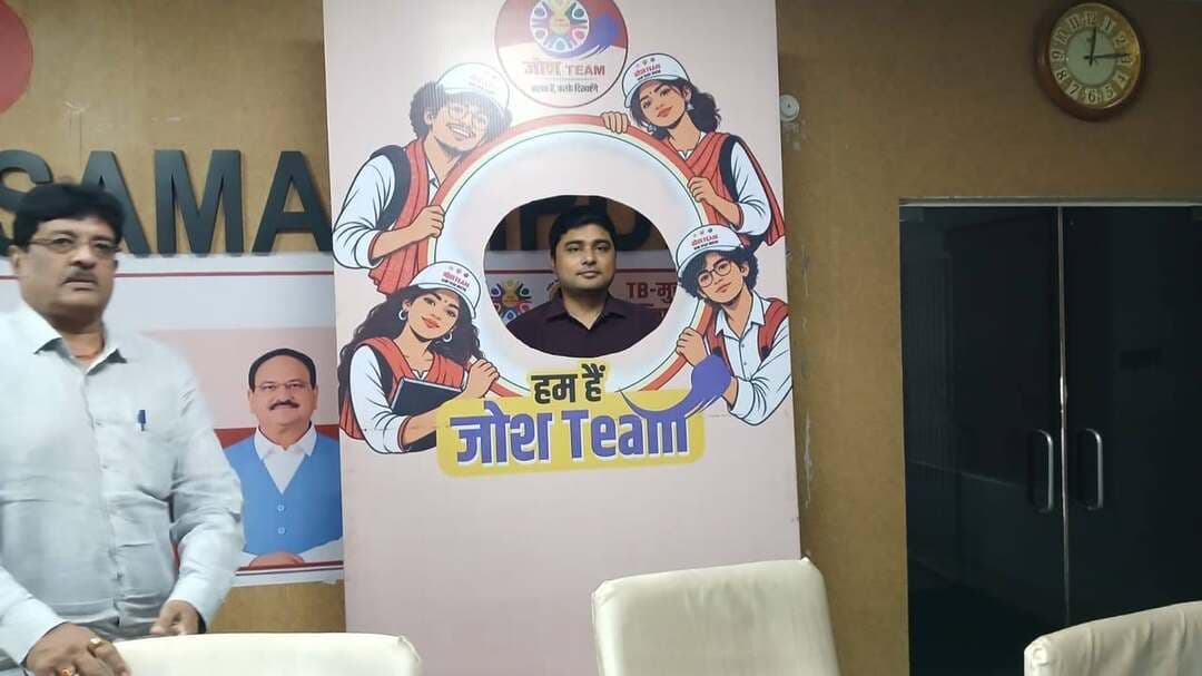 समाहरणालय, समस्तीपुर, दिनांक: 08.10.2026
टीबी-मुक्त भारत अभियान को लेकर उप विकास आयुक्त की अध्यक्षता में बैठक आयोजित...
समस्तीपुर। प्रधानमंत्री के टीबी-मुक्त भारत अभियान को जन-आंदोलन का स्वरूप प्रदान करने तथा जिले में टीबी उन्मूलन की दिशा में संचालित गतिविधियों को और प्रभावी बनाने के उद्देश्य से आज दिनांक 08 अक्टूबर 2026 को समाहरणालय सभागार में बैठक आयोजित की गई। बैठक की अध्यक्षता उप विकास आयुक्त, समस्तीपुर श्री सूर्य प्रताप सिंह ने की।
बैठक में सिविल सर्जन डॉ. राजीव कुमार, डॉ. विशाल सहित स्वास्थ्य विभाग एवं टीबी उन्मूलन कार्यक्रम से जुड़े अन्य संबंधित पदाधिकारी एवं कर्मी उपस्थित रहे।
बैठक में राष्ट्रीय क्षय रोग उन्मूलन कार्यक्रम (NTEP) के अंतर्गत जिले में टीबी की पहचान, जांच, उपचार एवं मरीजों को उपलब्ध कराई जा रही सुविधाओं की विस्तृत समीक्षा की गई। उप विकास आयुक्त ने कहा कि टीबी के विरुद्ध लड़ाई केवल स्वास्थ्य विभाग तक सीमित नहीं है, बल्कि इसमें सभी विभागों, जनप्रतिनिधियों, स्वयंसेवी संस्थाओं, सामाजिक संगठनों तथा आमजनों की सक्रिय भागीदारी आवश्यक है।
उन्होंने निर्देश दिया कि जिले में टीबी के संभावित मरीजों की समय पर पहचान एवं जांच सुनिश्चित की जाए तथा जांच में टीबी की पुष्टि होने पर मरीजों का तत्काल उपचार प्रारंभ कराया जाए। साथ ही, उपचाररत मरीजों की नियमित निगरानी करते हुए यह सुनिश्चित किया जाए कि दवा का पूरा कोर्स निर्धारित अवधि तक चले और किसी भी परिस्थिति में मरीज उपचार बीच में न छोड़े।
उप विकास आयुक्त ने विशेष रूप से निक्षय पोषण योजना एवं निक्षय मित्र पहल को प्रभावी बनाने पर बल देते हुए कहा कि टीबी मरीजों को चिकित्सकीय उपचार के साथ-साथ पोषण एवं सामाजिक सहयोग उपलब्ध कराना भी अत्यंत महत्वपूर्ण है। समाज के सक्षम लोगों, संस्थाओं एवं संगठनों को आगे आकर टीबी मरीजों को गोद लेने एवं उनके उपचार की अवधि में आवश्यक सहयोग प्रदान करने के लिए प्रेरित किया जाए।
उन्होंने कहा कि टीबी के लक्षणों के प्रति लोगों को जागरूक करना, समय पर जांच के लिए प्रेरित करना तथा टीबी से संबंधित भ्रांतियों एवं सामाजिक कलंक को दूर करना अभियान का महत्वपूर्ण हिस्सा है। ग्रामीण एवं शहरी क्षेत्रों में व्यापक जागरूकता गतिविधियां संचालित करते हुए लोगों को यह संदेश दिया जाए कि टीबी इलाज योग्य बीमारी है और समय पर जांच एवं नियमित उपचार से मरीज पूर्णतः स्वस्थ हो सकता है।
बैठक में स्वास्थ्य विभाग द्वारा जिले में टीबी उन्मूलन के लिए किए जा रहे कार्यों, मरीजों की जांच एवं उपचार की स्थिति, संपर्क में आए व्यक्तियों की स्क्रीनिंग, पोषण संबंधी सहायता तथा जागरूकता कार्यक्रमों की भी समीक्षा की गई। उप विकास आयुक्त ने संबंधित पदाधिकारियों को आपसी समन्वय के साथ कार्य करते हुए अभियान के निर्धारित लक्ष्यों को प्रभावी ढंग से पूरा करने का निर्देश दिया।
सिविल सर्जन डॉ. राजीव कुमार ने टीबी मरीजों की पहचान, जांच, उपचार एवं फॉलोअप की प्रक्रिया के संबंध में जानकारी देते हुए कहा कि स्वास्थ्य विभाग द्वारा टीबी उन्मूलन के लिए सभी आवश्यक कदम उठाए जा रहे हैं। उन्होंने आम लोगों से अपील की कि दो सप्ताह या उससे अधिक समय से खांसी, लगातार बुखार, रात में पसीना आना, वजन कम होना, भूख में कमी अथवा बलगम में खून आने जैसे लक्षण पाए जाने पर नजदीकी स्वास्थ्य केंद्र में जांच अवश्य कराएं।
बैठक में डॉ. विशाल एवं अन्य संबंधित पदाधिकारियों द्वारा भी टीबी उन्मूलन कार्यक्रम को लेकर आवश्यक जानकारी एवं सुझाव प्रस्तुत किए गए।
बैठक के अंत में उप विकास आयुक्त ने सभी संबंधित पदाधिकारियों को निर्देशित किया कि टीबी-मुक्त भारत अभियान को जनभागीदारी से मजबूत करते हुए समस्तीपुर जिले को टीबी उन्मूलन की दिशा में अग्रणी बनाने के लिए पूरी प्रतिबद्धता के साथ कार्य करें।
#TBMuktBharat #NikshayPoshanYojana #Samastipur #स्वास्थ्य_जागरूकता #जनभागीदारी
#HealthAwareness #CMSamrat #samratchoudhary #जिला_प्रशासन_समस्तीपुर
CMO Bihar
Information & Public Relations Department, Government of Bihar