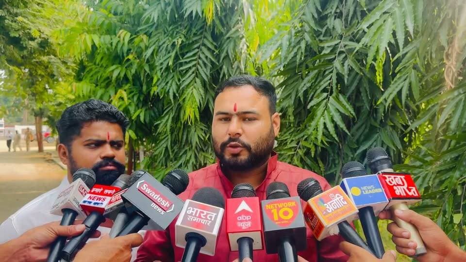 दि सहारनपुर वॉइस/न्यूज़ 7
सच्चाई के साथ हरदम
👉🏾👉🏾 नाबालिग से दुष्कर्म और ब्लैकमेलिंग के आरोप में मुकदमा दर्ज, बजरंग दल पदाधिकारी ने उठाई कड़ी कार्रवाई की मांग
👉🏾👉🏾 TEN-11 हुक्का बार को लेकर भी गंभीर आरोप, पुलिस जांच में सामने आएगा पूरा सच
सहारनपुर। नाबालिग लड़की से दुष्कर्म और ब्लैकमेलिंग के आरोप से जुड़े मामले में सहारनपुर पुलिस द्वारा मुकदमा दर्ज किए जाने के बाद मामला चर्चा में है। इस प्रकरण को लेकर बजरंग दल के प्रांत सह संयोजक हरीश कौशिक की ओर से गंभीर आरोप लगाए गए हैं और पूरे मामले की निष्पक्ष एवं गहन जांच की मांग की गई है।
Vishva Hindu Parishad -VHP हरीश कौशिक बजरंगदल Saharanpur Police #vhp #bajrangadal