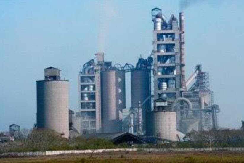 *जेपी से डालमिया के हाथ में गया रीवा सीमेंट प्लांट, पर 40 करोड़ का बकाया आज भी अधर में: स्थानीय ठेकेदार, ट्रांसपोर्टर और श्रमिकों में उबाल, दो साल से चक्कर काट रहे कारोबारी*
*एग्रीमेंट में था सभी पुरानी देनदारी चुकाने का वादा, लेकिन जीएसटी-इनकम टैक्स भरने के बाद भी नहीं मिला भुगतान, नायब तहसीलदार को ज्ञापन देने के बाद भी नहीं हुई कार्रवाई*
रीवा। रीवा के नैबस्ता स्थित जेपी सीमेंट प्लांट के डालमिया भारत सीमेंट के हाथों में जाने के बाद स्थानीय लोगों की मुश्किलें कम होने की जगह और बढ़ गई हैं। प्लांट के लिए अपनी जमीनें देने वाले किसानों से लेकर दिन-रात काम करने वाले ठेकेदार, ट्रांसपोर्टर, सप्लायर और श्रमिक आज अपने ही हक के पैसों के लिए दर-दर भटक रहे हैं।
*करोड़ों अटके, फूट रहा गुस्सा*
स्थानीय कारोबारियों का आरोप है कि जेपी प्रबंधन के समय का करीब 40 करोड़ रुपए से अधिक का भुगतान आज भी डालमिया प्रबंधन में अटका हुआ है। वर्षों से किए गए ठेकेदारी, मशीनरी, निर्माण कार्य, सामग्री आपूर्ति और परिवहन के बिलों का भुगतान नहीं हुआ है। इससे न सिर्फ उनका कारोबार ठप हो गया है, बल्कि बैंक का कर्ज, कर्मचारियों का वेतन और परिवार का खर्च चलाना भी मुश्किल हो गया है।
*सबसे बड़ी बेईमानी - जीएसटी तक भर दिया, पैसा नहीं मिला*
कारोबारियों का दर्द यह है कि उन्होंने इन बकाया बिलों पर अपनी जेब से जीएसटी और इनकम टैक्स तक का भुगतान सरकार को कर दिया है, लेकिन कंपनी से उन्हें एक रुपया नहीं मिला। अब वह दोहरी मार झेल रहे हैं।
*स्वामित्व बदला, वादा टूटा मीटिंग में दिया था भरोसा*
कारोबारियों ने बताया कि करीब दो साल पहले जब जेपी से डालमिया को स्वामित्व हस्तांतरण हो रहा था, तब दोनों कंपनियों के बड़े अधिकारियों ने क्षेत्रीय लोगों के साथ बैठक की थी। बैठक में साफ तौर पर आश्वासन दिया गया था कि किसी भी स्थानीय कर्मचारी का रोजगार नहीं जाएगा और सभी पुराने बकायों का भुगतान डालमिया ग्रुप द्वारा कर दिया जाएगा। एग्रीमेंट में भी यह बात लिखी गई थी, लेकिन अब प्रबंधन अपने ही वादे से मुकर रहा है।
*24 जुलाई को दिया था ज्ञापन, आज तक कोई सुनवाई नहीं आंदोलन की तैयारी में व्यापारी*
इस पूरे मामले को लेकर स्थानीय ठेकेदारों, परिवहनकर्ताओं, आपूर्तिकर्ताओं और श्रमिकों ने 24 जुलाई 2026 को हुजूर वृत्त के नायब तहसीलदार नैबस्ता को सामूहिक ज्ञापन सौंपकर जिला प्रशासन से हस्तक्षेप की मांग की थी। लेकिन दो महीने से अधिक बीत जाने के बाद भी कोई कार्रवाई नहीं हुई। इससे नाराज होकर अब स्थानीय लोग एक बार फिर बड़े आंदोलन की तैयारी कर रहे हैं।
*जमीन हमारी, खदानें हमारी, फिर भी हम बेरोजगार*
ज्ञापन में यह भी उल्लेख किया गया है कि सीमेंट प्लांट और उसकी खदानें क्षेत्रीय लोगों की ही जमीन पर संचालित हैं। लोगों ने उद्योग के लिए अपनी जमीन देकर सहयोग किया था, ताकि क्षेत्र का विकास हो और रोजगार मिले। लेकिन आज उसी जमीन पर चल रहे प्लांट से उन्हें बेरोजगारी और कर्ज ही मिल रहा है। बताया जा रहा है कि बकाया राशि में श्रीराम ट्रांसपोर्ट, श्रीराम रोडवेज, राम राम गुड्स कैरियर, प्रकाश स्ट्रक्चरल, इंटरप्राइजेज, संजीव पांडेय, शुक्ला कंस्ट्रक्शन सहित जेपी कंपनी के कई अधिकारी-कर्मचारी भी शामिल हैं।