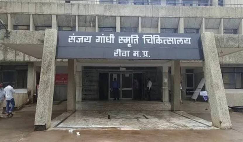 *संजय गांधी अस्पताल में ऐतिहासिक पहल: अब मरीज तय करेंगे अस्पताल की व्यवस्था कैसी है, हर वार्ड में रखा गया 10 कॉलम वाला सुझाव रजिस्टर, छुट्टी के समय लिखना होगा पूरा अनुभव*
*पंजीयन से लेकर भर्ती, डॉक्टर-नर्स के व्यवहार, दवा-जांच और साफ-सफाई तक की होगी समीक्षा, फीडबैक से पता चलेगी खामी, डीन-अधीक्षक की पहल पर टली नर्सिंग स्टाफ की हड़ताल*
रीवा। विंध्य के सबसे बड़े संजय गांधी अस्पताल में व्यवस्थाओं को सुधारने के लिए एक नई और अनोखी पहल शुरू की गई है। अब अस्पताल की व्यवस्था कैसी है, इसका फैसला अधिकारी नहीं बल्कि खुद मरीज करेंगे।
*हर वार्ड में रखा गया सुझाव रजिस्टर*
अस्पताल प्रशासन ने एक बड़ा निर्णय लेते हुए अस्पताल के सभी वार्डों में सुझाव एवं फीडबैक रजिस्टर रखवाया है। अब जो भी मरीज इलाज के लिए भर्ती होगा, उसे छुट्टी के समय इस रजिस्टर में अपना अनुभव दर्ज करना अनिवार्य होगा।
*10 कॉलम में पूछे जाएंगे ये सवाल*
इस रजिस्टर में कुल 10 कॉलम बनाए गए हैं। जिसमें पंजीयन से लेकर अस्पताल से छुट्टी होने तक की पूरी प्रक्रिया को शामिल किया गया है। मरीज को लिखना होगा कि पंजीयन से भर्ती होने तक की प्रक्रिया सरल रही या नहीं, डॉक्टरों की सेवाओं से वह संतुष्ट है या नहीं, नर्सिंग स्टाफ का व्यवहार कैसा रहा, दवाएं समय पर मिलीं या नहीं और जरूरी जांचें समय पर हुईं या नहीं।
*साफ-सफाई और व्यवहार पर भी देनी होगी राय*
मरीज को अस्पताल में साफ-सफाई की व्यवस्था और कर्मचारियों के व्यवहार पर भी अपनी राय देनी होगी। अंत में उसे यह लिखना होगा कि कुल मिलाकर वह अस्पताल की सुविधाओं से संतुष्ट है या नहीं।
*मरीज का फीडबैक बताएगा कहां हो रही है कमी*
अस्पताल में व्यवस्थाओं को लेकर आए दिन सवाल उठते हैं। रजिस्टर में दर्ज शिकायतों और सुझावों से यह पता चल सकेगा कि मरीजों को वास्तविक परेशानी किन व्यवस्थाओं में हो रही है। अधिकारियों की रिपोर्ट के साथ-साथ मरीजों के अनुभव से भी आकलन होगा, जिससे सुधार में मदद मिलेगी।
*डीन-अधीक्षक से चर्चा के बाद टली नर्सिंग स्टाफ की हड़ताल*
नर्सिंग एसोसिएशन द्वारा सुरक्षा व्यवस्था को लेकर हड़ताल की चेतावनी के बाद बुधवार को सुरक्षा गार्डों के लिए प्रशिक्षण आयोजित किया गया। अमहिया थाना प्रभारी मनोज कुमार गौतम ने एसजीएमएच एवं जीएमएच की सुरक्षा पर मार्गदर्शन दिया और शालीन व्यवहार पर जोर दिया। इसके बाद डीन और अधीक्षक से चर्चा कर नर्सिंग स्टाफ ने हड़ताल स्थगित कर दी।
