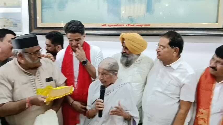 दुर्गियाणा मंदिर में सम्मान समारोह के दौरान छिड़ी तीखी बहस!
सचिन पायलट और परगट सिंह पहुंचे माथा टेकने, सम्मान के दौरान लक्ष्मी कांता चावला ने ओम प्रकाश सोनी को ‘तीर्थ का संरक्षक’ बताया, जिस पर अध्यक्ष और महासचिव अरुण खन्ना के बीच हुई तीखी बहस।