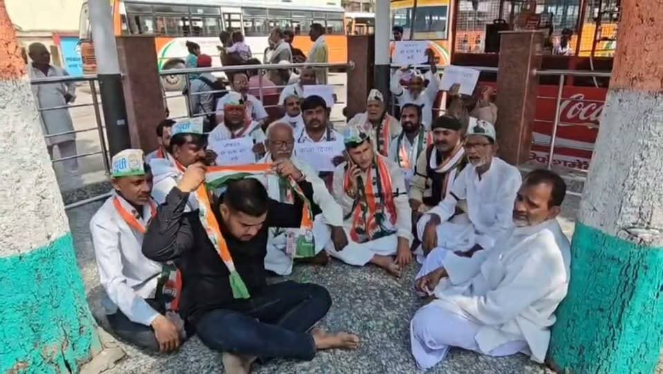 #मऊ में कांग्रेसजनों ने मनाया काला दिवस, राहुल गांधी के साथ कथित दुर्व्यवहार के विरोध में लगाए नारे