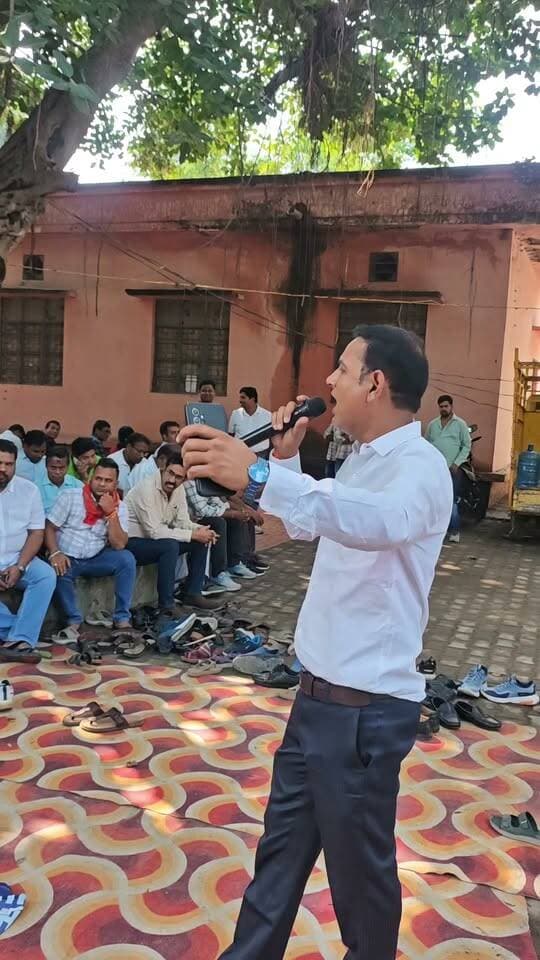 #मऊ में NHM संविदा कर्मचारियों का धरना, 10 अक्टूबर तक आंदोलन
