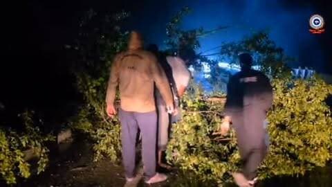 🌧️ कर्तव्य पथ पर सदैव अग्रसर... 🌲🚒
कल देवभूमि उत्तराखंड में भारी बारिश और आंधी-तूफान के चलते कई स्थानों पर पेड़ उखड़ने और मार्ग अवरुद्ध होने की सूचनाएं लगातार फायर स्टेशनों को मिलती रहीं।
सूचना मिलते ही हमारी फायर सर्विस की टीमों ने बिना वक्त गंवाए मोर्चा संभाला। रात-दिन, आंधी-पानी की परवाह किए बिना फायर यूनिटें एक घटनास्थल से दूसरे घटनास्थल पर पहुंचती रहीं। सड़कों पर गिरे भारी-भरकम पेड़ों को काटकर हटाया गया और यातायात को पुन: सुचारू बनाकर आम जनमानस को राहत पहुंचाई गई।
उत्तराखंड फायर सर्विस के जवानों के लिए ये सिर्फ एक नौकरी नहीं है, बल्कि यह 'जन-सेवा और समर्पण' का एक अटूट माध्यम है। आपदा चाहे कैसी भी हो, आपकी सुरक्षा और सहायता के लिए उत्तराखंड फायर सर्विस सदैव तत्पर है।
#UttarakhandFireService #AlwaysAtYourService #Devbhoomi #DutyBeforeSelf #RainAlert