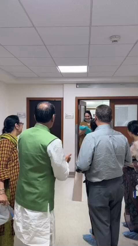 पूर्व मुख्यमंत्री शिवराज सिंह चौहान के घर गूंजी किलकारी, गायत्री मंत्र पढ़कर पोते को लिया गोद में।