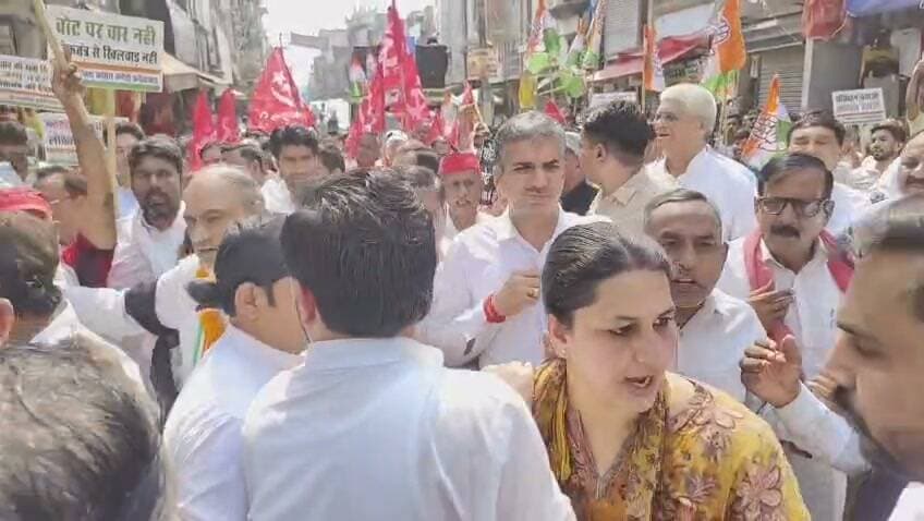 फरीदाबाद ब्रेकिंग।
कांग्रेस के प्रदर्शन के दौरान कांग्रेसी नेत्रियों के बीच हुई थप्पड़बाजी, मौके पर मचा हंगामा
फरीदाबाद में कांग्रेस के प्रदर्शन के दौरान उस वक्त हंगामा खड़ा हो गया, जब प्रदर्शन में शामिल दो कांग्रेसी नेत्रियों के बीच किसी बात को लेकर विवाद हो गया। देखते ही देखते दोनों के बीच कहासुनी हुई और मामला थप्पड़बाजी तक पहुंच गया।
