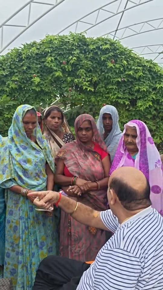 विधायक @Romi Sahni के पलिया आवास पर जनता दरबार में भारी भीड़, विधायक ने सबकी समस्याएं सुनी और किया समाधान एवं संबंधित अधिकारियों दिए दिशा निर्देश और गरीबों को दी 100000 एक लाख रुपए की सेवा