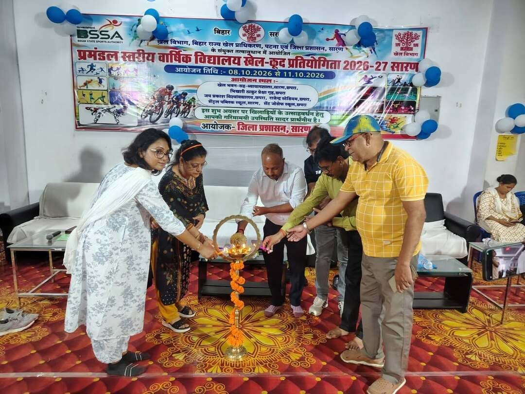 सारण प्रमंडल स्तरीय वार्षिक विद्यालय खेलकूद प्रतियोगिता 2026-27 का खेल भवन में शुभारंभ
=================
छपरा, 8 अक्टूबर 2026
=================
सारण प्रमंडल स्तरीय ( जिला -सारण, गोपालगंज, सिवान )वार्षिक विद्यालय खेलकूद प्रतियोगिता 2026-27 का आज खेल भवन, छपरा में विधिवत शुभारंभ किया गया। कार्यक्रम की शुरुआत अनुमंडल पदाधिकारी, सदर द्वारा दीप प्रज्वलित कर की गई। इसके पूर्व राष्ट्रगीत एवं राष्ट्रगान का गायन किया गया। इस अवसर पर खिलाड़ियों एवं आयोजन से जुड़े पदाधिकारियों द्वारा अतिथियों का स्वागत किया गया।
प्रतियोगिता के शुभारंभ अवसर पर खिलाड़ियों का उत्साहवर्धन करते हुए खेलों के महत्व पर प्रकाश डाला गया। वक्ताओं ने कहा कि खेल विद्यार्थियों में अनुशासन, टीम भावना, स्वस्थ प्रतिस्पर्धा, आत्मविश्वास और नेतृत्व क्षमता का विकास करते हैं। खिलाड़ियों को पूरे उत्साह एवं खेल भावना के साथ प्रतियोगिता में भाग लेने के लिए प्रोत्साहित किया गया।
विभिन्न खेल विधाओं में खिलाड़ी दिखाएंगे प्रतिभा
प्रमंडल स्तरीय वार्षिक विद्यालय खेलकूद प्रतियोगिता 2026-27 के अंतर्गत विभिन्न खेल विधाओं में प्रतियोगिताएं आयोजित की जा रही हैं। प्रतियोगिता में चयनित प्रतिभाशाली विद्यार्थी खिलाड़ी अपनी खेल प्रतिभा का प्रदर्शन कर रहे हैं। विभिन्न खेलों के लिए आवश्यक मैदान, तकनीकी व्यवस्था एवं अन्य तैयारियां सुनिश्चित की गई हैं।
प्रतियोगिता के सफल एवं सुव्यवस्थित आयोजन के लिए विभिन्न खेल विधाओं में तकनीकी पदाधिकारियों एवं शिक्षकों की प्रतिनियुक्ति की गई है। इनके द्वारा प्रतियोगिताओं के संचालन एवं तकनीकी व्यवस्था में आवश्यक सहयोग दिया जा रहा है।
इस प्रतियोगिता के माध्यम से चयनित एवं उत्कृष्ट प्रदर्शन करने वाले खिलाड़ियों को आगे उच्च स्तर की प्रतियोगिताओं में अपनी प्रतिभा प्रदर्शित करने का अवसर मिलेगा। जिला प्रशासन एवं खेल विभाग द्वारा विद्यालय स्तर से ही खेल प्रतिभाओं को प्रोत्साहित करने तथा खिलाड़ियों को बेहतर अवसर एवं आवश्यक सुविधाएं उपलब्ध कराने पर विशेष ध्यान दिया जा रहा है।