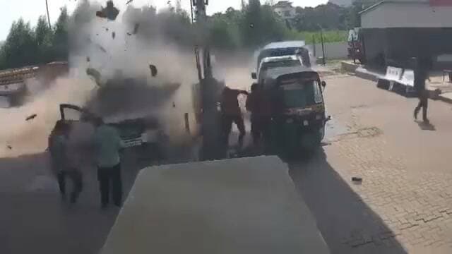 CNG भरवाते समय कार में जोरदार धमाका, गैस टंकी में हुआ ब्लास्ट, बाल-बाल बचे दो लोग।
गुजरात। गुजरात के करजन में कार में CNG भरवाते समय अचानक जोरदार धमाका हो गया। देखते ही देखते कार की गैस टंकी में ब्लास्ट हो गया, जिससे मौके पर अफरा-तफरी मच गई। गनीमत रही कि हादसे के वक्त कार में सवार दोनों लोग बाहर थे, जिसके चलते कोई जनहानि नहीं हुई। घटना का वीडियो सामने आया है, जो सोशल मीडिया पर वायरल हो रहा है।
#श्योपुर #sheopur #चंबलटीवी #JansamparkMP #LiveNews #livenewshindi #newseason #MadhyaPradesh #vijaypur #breakingnews #Beerpur #HindiNews #chambaltv #newsupdate #समाचार #newsfeed #news #खबर #मुरैना #Chambalnews