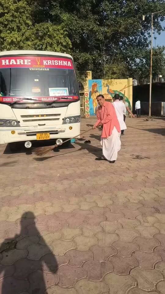 नौटंकी की भी हद होती है!
विजयपुर में कई जगह गंदगी का अंबार लगा हुआ है, लेकिन माननीय नेताजी को साफ जगह ही मिली झाड़ू लगाने के लिए।
राजनीति में अब जनता को बेवकूफ बनाना बंद करो।
#श्योपुर #sheopur #चंबलटीवी #JansamparkMP #LiveNews #livenewshindi #newseason #MadhyaPradesh #vijaypur #breakingnews #Beerpur #HindiNews #chambaltv #newsupdate #समाचार #newsfeed #news #खबर #मुरैना #Chambalnews