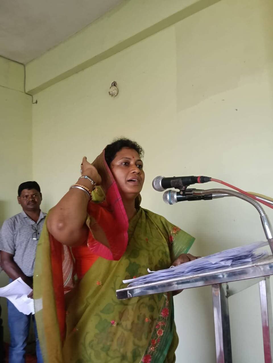 जनपद मुख्यालय गोहपारू स्थित आईटीआई प्रांगण में प्रतिभाशाली विद्यार्थियों के सम्मान समारोह का आयोजन किया गया।
कार्यक्रम में विधायक जयसिंहनगर श्रीमती मनीषा सिंह ने कक्षा दसवीं एवं बारहवीं में उत्कृष्ट प्रदर्शन करने वाले 250 प्रतिभाशाली विद्यार्थियों को सम्मानित किया और उनके उज्ज्वल भविष्य की शुभकामनाएं दीं।
कार्यक्रम में श्रीमती मनीषा सिंह ने विद्यार्थियों का उत्साहवर्धन करते हुए कहा कि विद्यार्थियों की प्रतिभा को प्रोत्साहित करना समाज और क्षेत्र के विकास के लिए महत्वपूर्ण है। उन्होंने कहा कि विद्यार्थियों से निरंतर मेहनत, लगन और अनुशासन के साथ आगे बढ़े।
#shahdol
