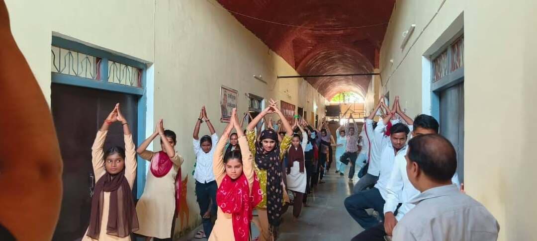 सेवा संकल्प अभियान अंतर्गत निवाड़ी जिले में आयुष विभाग द्वारा विभिन्न स्थानों पर योग सत्र आयोजित
--
सेवा संकल्प अभियान के अंतर्गत कलेक्टर श्रीमती जमुना भिड़े के निर्देशन तथा जिला आयुष अधिकारी डॉ. विनोद कुमार एवं नोडल अधिकारी डॉ. अरविंद साहू के मार्गदर्शन में आयुष विभाग द्वारा जिले के विभिन्न शैक्षणिक संस्थानों एवं ग्रामीण क्षेत्रों में योग सत्रों का आयोजन किया गया। इन योग सत्रों का उद्देश्य विद्यार्थियों एवं आमजन को नियमित योग के प्रति जागरूक करना तथा स्वस्थ जीवनशैली अपनाने के लिए प्रेरित करना रहा।
अभियान के अंतर्गत आईटीआई ओरछा, शासकीय महाविद्यालय ओरछा, शासकीय माध्यमिक विद्यालय कुलुआ सहित शासकीय स्कूल थौना, चौमो, तरीचर कला, सेंदरी एवं लड़वारी सहित विभिन्न स्थानों पर योग सत्र आयोजित किए गए। इस दौरान विद्यार्थियों एवं उपस्थित जनों को विभिन्न योगासन एवं प्राणायाम का अभ्यास कराया गया तथा योग को दैनिक जीवन में शामिल करने के लिए प्रेरित किया गया।
योग सत्र के दौरान प्रतिभागियों को स्वास्थ्य एवं संतुलित जीवनशैली के महत्व की जानकारी दी गई। साथ ही नशे से दूर रहने और स्वस्थ समाज के निर्माण में सहभागिता का संदेश देते हुए नशा मुक्ति की शपथ भी दिलाई गई।
कार्यक्रम में नोडल अधिकारी डॉ. अरविंद साहू के साथ धर्मेंद्र चौरसिया, दिनेश मौर्य, मधुरिमा श्रीवास्तव, डॉ. पायल लिलहारे, प्राचार्य श्री गंधर्व सिंह, डॉ. अनीश शुक्ला, शैलेंद्र त्रिपाठी सहित आईटीआई एवं शासकीय महाविद्यालय ओरछा का स्टाफ उपस्थित रहा।
Department of Ayush, Madhya Pradesh Jansampark Madhya Pradesh
#सेवा_संकल्प_अभियान #SevaSankalpAbhiyan #jansamparkMP #niwari