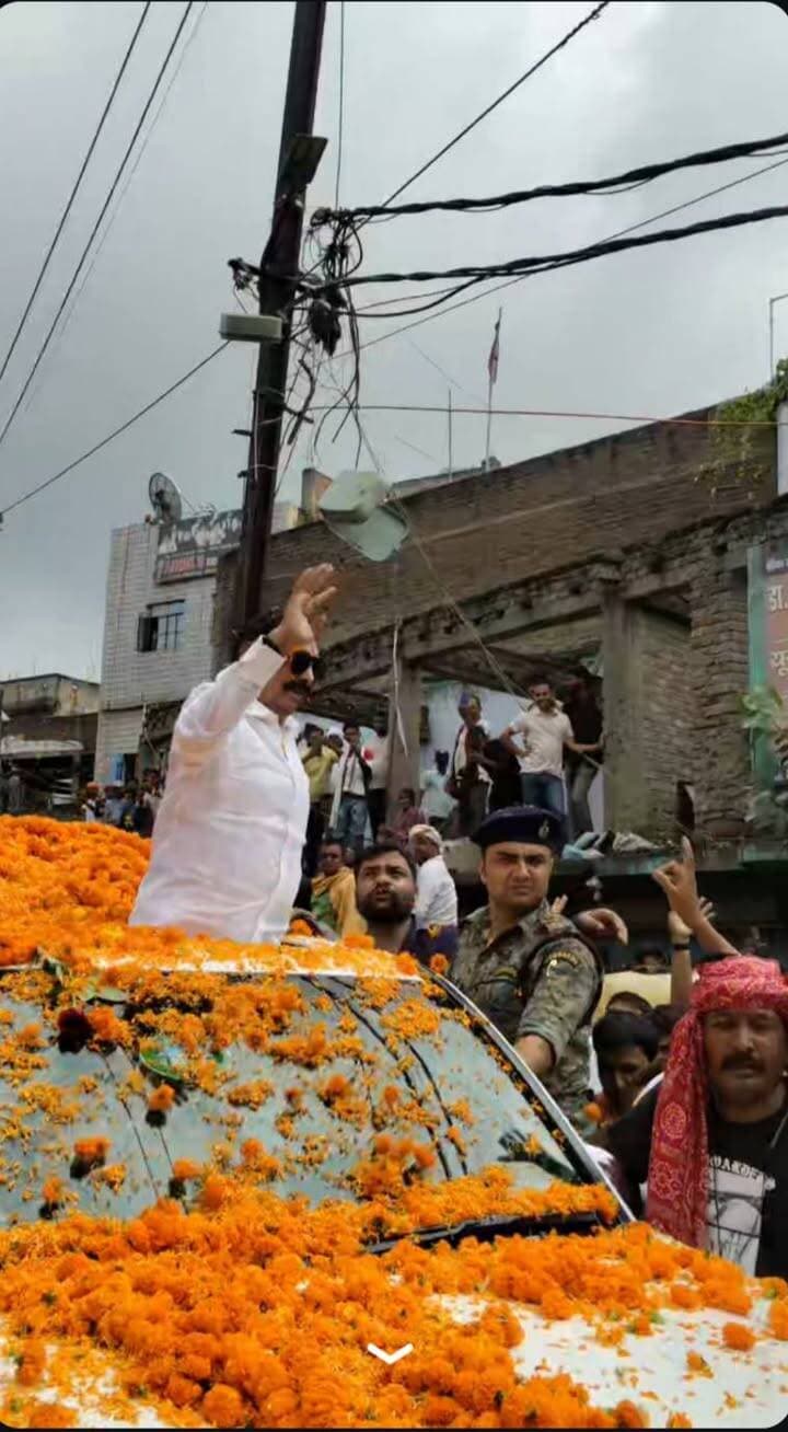 🌸 नौबतपुर में छोटे सरकार अनंत सिंह का भव्य स्वागत!
🚜 किसी ने JCB से फूलों की बारिश की, तो किसी ने गाँव में किया जोरदार स्वागत।
🎪 स्वागत के लिए जगह-जगह टेंट और खास इंतजाम किए गए।
🔥 छोटे सरकार के काफिले को देखने के लिए लोगों की भीड़ उमड़ पड़ी।
📍 नौबतपुर में दिखा अनंत सिंह के स्वागत का खास नजारा!
#AnantSingh #ChhoteSarkar #Naubatpur #Bihar #AnantSinghKaKafila