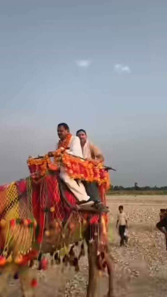 🐪 ऊंट पर सवार हुए चौधरी अर्जुन सिंह, अनोखे अंदाज में हुआ स्वागत
गुर्जर समाज के चौधरी अर्जुन सिंह का ऊंट पर बैठने का वीडियो सोशल मीडिया पर वायरल हो रहा है। ग्रामीणों ने उनका अनोखे अंदाज में स्वागत किया, जिसका वीडियो लोगों का ध्यान खींच रहा है। इस दौरान चौ. अर्जुन सिंह, चौ. ताहिर प्रमुख, चौ. नीरज राठी, चौ. ताहिर पहलवान, चौ. शोबान मगनपुरा और मिट्ठू चौ. सहित समाज के जिम्मेदार साथी मौजूद रहे।
बैठक में समाज की एकता, भाईचारे और मान-सम्मान को मजबूत करने तथा मिल-जुलकर आगे बढ़ने को लेकर चर्चा हुई। सभी साथियों ने सामाजिक एकजुटता बनाए रखने का संकल्प लिया।
📍 देखिए वायरल वीडियो | पूरा वीडियो देखें और अपनी राय कमेंट में बताएं।
#GurjarSamaj #ChaudharyArjunSingh #Gurjar #ViralVideo #TrendingVideo SocialMedia Bhaichara SamajikEkta GurjarCommunity राष्ट्रीयकदम