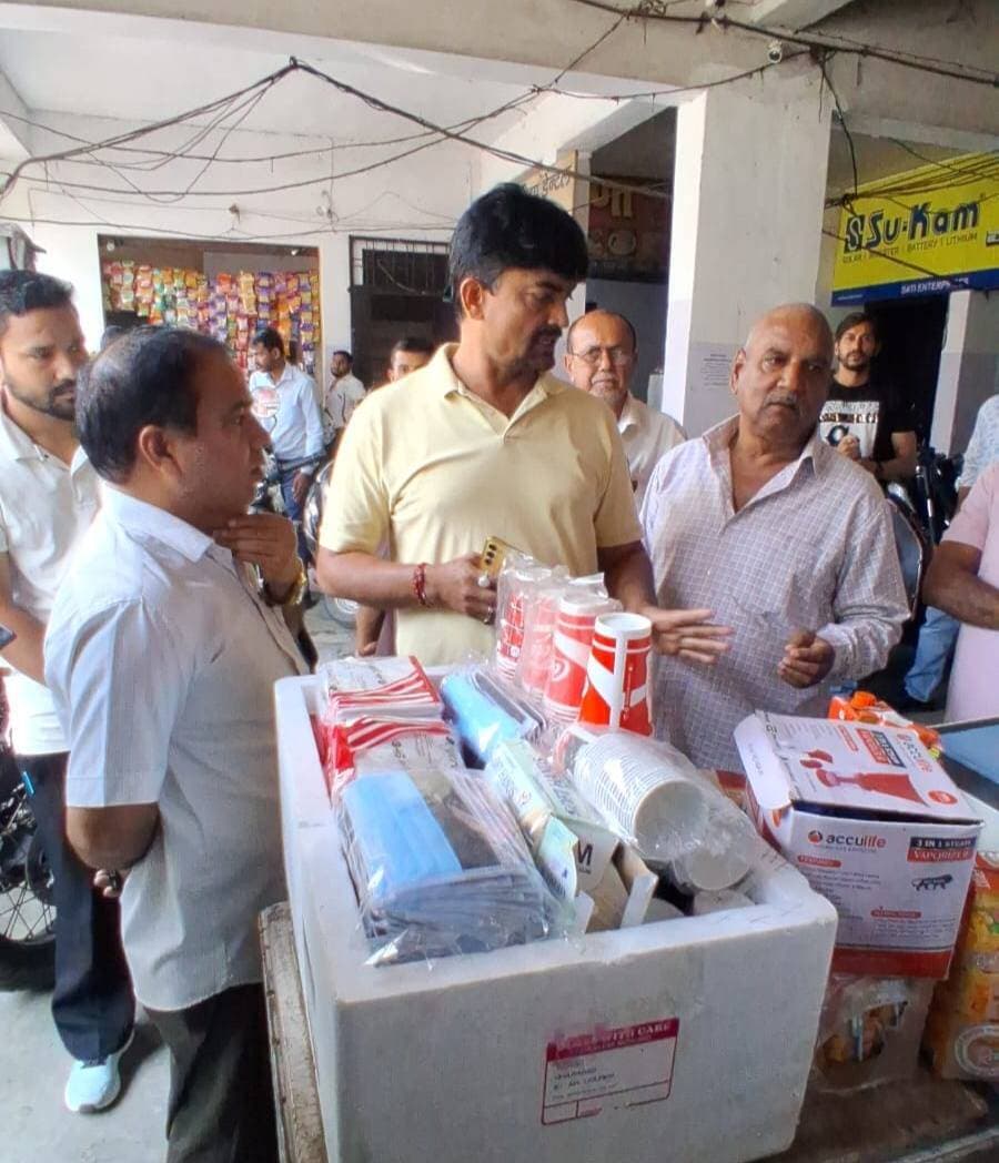 आज नगर निगम द्वारा बायो मेडिकल वेस्ट फेकने की शिकायत पर GRD मेडिकल शॉप पर कार्यवाही की गई। जिस पर बायो मेडिकल वेस्ट फेकने पर 10000 हजार की चलनी कार्यवाही की हुई। कार्यवाही के दौरान यह पाया गया कि उक्त दुकान में बड़ी मात्रा में एक्सपायरी जूस और पानी की बोतले भी बेचने के लिए फ्रिज एवं डिस्प्ले में लगाई गई थी। इस संबंध में फूड एवं सेफ्टी विभाग एवं औषधि विभाग को सूचित कर दिया गया। इस अभियान में वरिष्ठ नगर स्वास्थ अधिकारी, अतिक्रमण प्रभारी, दोनों मुख्य सफाई निरीक्षक एवं सफाई निरीक्षक एवं टीम सम्मिलित थी।