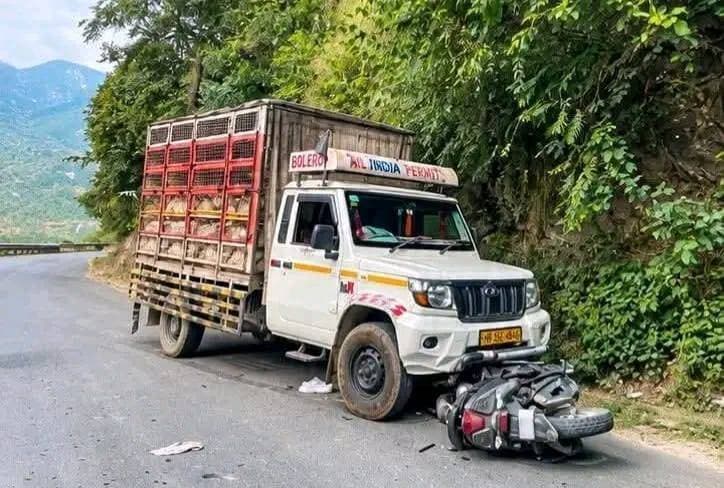 पिकअप और स्कूटी की भिड़ंत में युवक की मौत, गांव में पसरा मातम
पौड़ी। पौड़ी-श्रीनगर मोटर मार्ग पर बैंज्वाड़ी गांव के समीप पिकअप वाहन और स्कूटी की तेज भिड़ंत में 25 वर्षीय युवक की मौत हो गई। हादसे के बाद मौके पर अफरा-तफरी मच गई।
स्थानीय लोगों की सूचना पर 108 आपातकालीन सेवा की मदद से घायल युवक को जिला अस्पताल पौड़ी पहुंचाया गया। यहां चिकित्सकों ने उसे मृत घोषित कर दिया। मृतक की पहचान अनुपम नेगी (25), पुत्र स्व. अर्जुन सिंह नेगी, निवासी बैंज्वाड़ी के रूप में हुई है।
हादसे की सूचना गांव में पहुंचते ही शोक की लहर दौड़ गई। जिला अस्पताल पौड़ी के पीएमएस डॉ. एलडी सेमवाल ने युवक की मौत की पुष्टि की है। पुलिस ने हादसे के कारणों की जांच शुरू कर दी है।