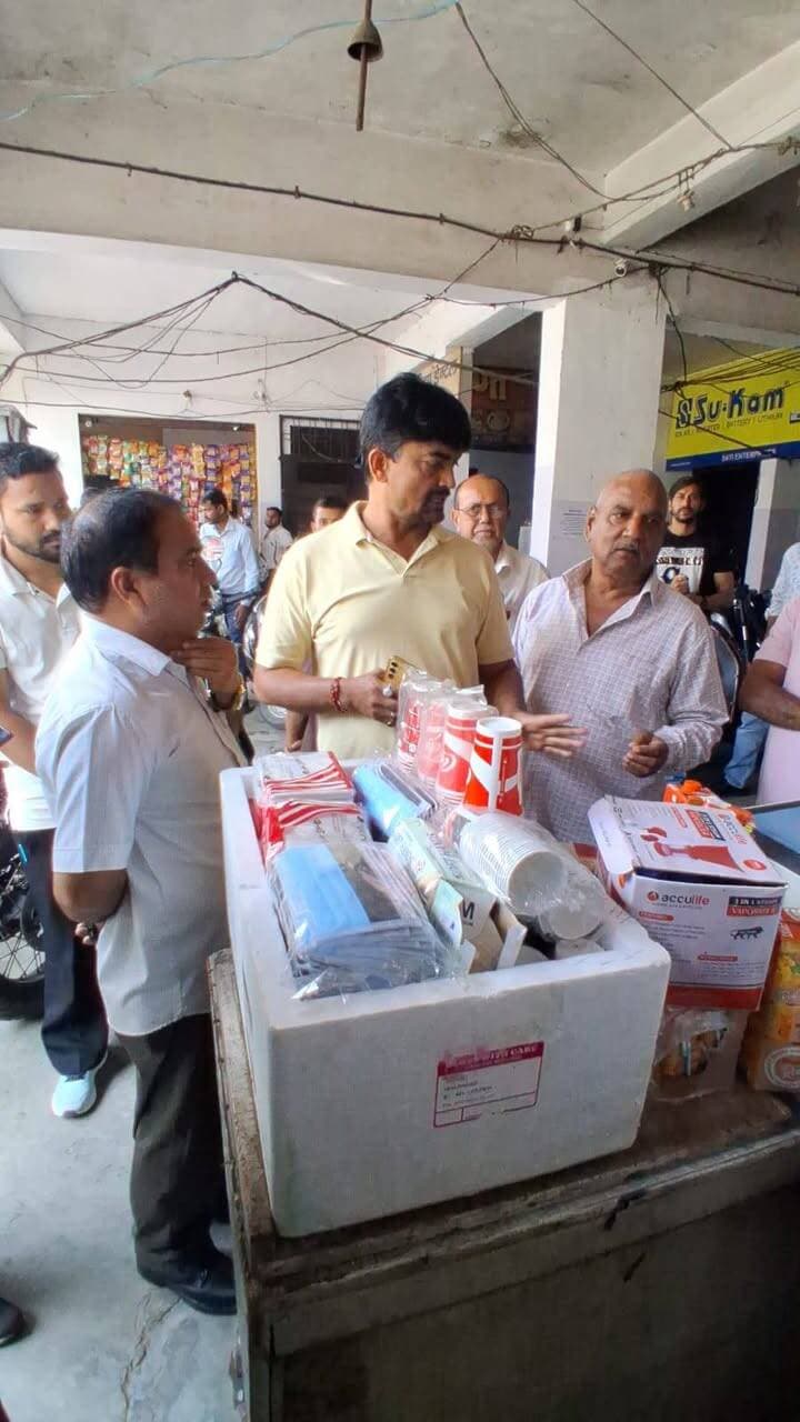 मेडिकल किंग जीआरडी पर बड़ी कार्यवाही
नगर स्वास्थ्य विभाग की बड़ी कार्यवाही ,ठोका 10 हजार का जुर्माना।
नगर निगम द्वारा बायो मेडिकल वेस्ट फेकने की शिकायत पर GRD मेडिकल शॉप पर कार्यवाही की गई। जिस पर बायो मेडिकल वेस्ट फेकने पर 10000 हजार की चालानी कार्यवाही हुई।
कार्यवाही के दौरान यह पाया गया कि उक्त दुकान में बड़ी मात्रा में एक्सपायरी जूस और पानी की बोतले भी बेचने के लिए फ्रिज एवं डिस्प्ले में लगाई गई थी।
इस संबंध में फूड एवं सेफ्टी विभाग एवं औषधि विभाग को सूचित कर दिया गया। इस अभियान में वरिष्ठ नगर स्वास्थ अधिकारी, अतिक्रमण प्रभारी, दोनों मुख्य सफाई निरीक्षक एवं सफाई निरीक्षक एवं टीम सम्मिलित थी।