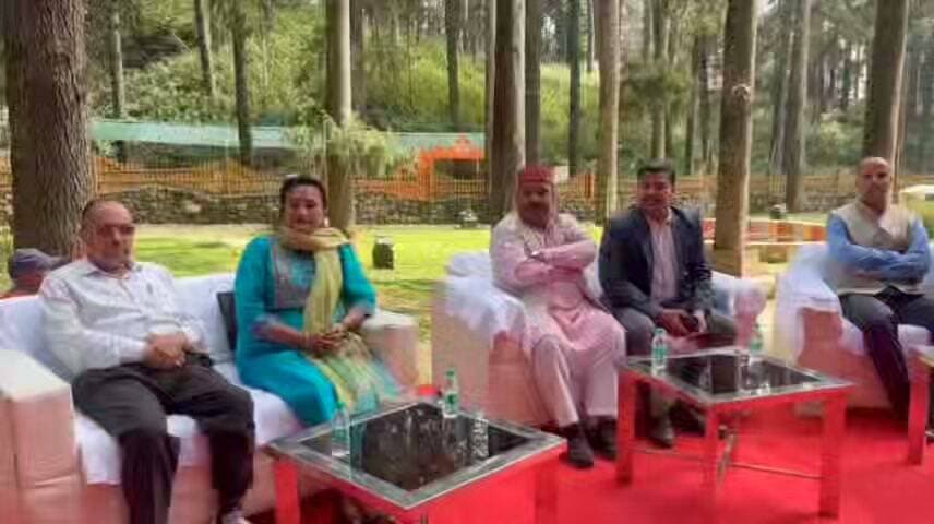 कंडोलिया थीम पार्क में वन्यजीव सप्ताह, छात्र-छात्राओं को संरक्षण का दिया संदेश।
पौड़ी। कंडोलिया थीम पार्क में वन विभाग के तत्वावधान में वन्यजीव सप्ताह के तहत जागरूकता कार्यक्रम आयोजित किया गया। कार्यक्रम में छात्र-छात्राओं के लिए चित्रकला, निबंध, भाषण समेत विभिन्न प्रतियोगिताएं कराई गईं। उत्कृष्ट प्रदर्शन करने वाले विद्यार्थियों को प्रमाण पत्र देकर सम्मानित किया गया।