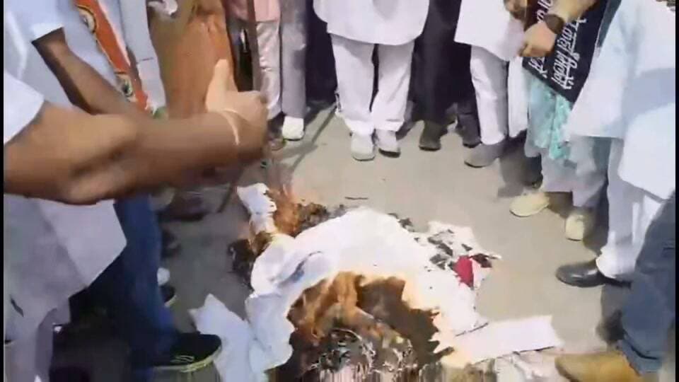 रुद्रपुर में भी ज्ञानेश कुमार के खिलाफ प्रदर्शन पुतला फूंका।