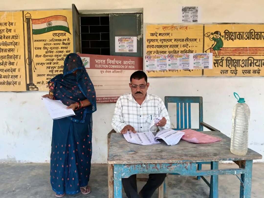 18 से 19 वर्ष आयु वर्ग के युवाओं के नाम मतदाता सूची में जोड़ने हेतु विशेष शिविर जारी
बीएलओ अपने-अपने मतदान केन्द्र पर उपस्थित रहकर कर रहे हैं कार्य
---
निर्वाचन आयोग के निर्देशानुसार जिले में 18 से 19 वर्ष आयु वर्ग के मतदाताओं के नाम मतदाता सूची में शामिल किए जाने के लिये 28 अक्टूबर 2026 तक विशेष अभियान चलाया जा रहा है। इसके लिए 9 अक्टूबर तक सभी मतदान केंद्रों पर विशेष शिविर भी आयोजित किए जा रहे हैं।
अभियान के तहत बुधवार को समस्त निर्वाचन रजिस्ट्रीकरण अधिकारियों द्वारा संबंधित बूथ लेवल अधिकारियों के साथ बैठक आयोजित कर बीएलओ को निर्देशित किया है कि प्रारूप-6 एवं प्रारूप-8 के माध्यम से पात्र मतदाताओं के नाम मतदाता सूची में जोड़ने की कार्रवाई सुनिश्चित की जाए।
उप जिला निर्वाचन अधिकारी श्री विनय द्विवेदी ने बताया कि बिना घोषणा पत्र के आवेदन भरवाकर पात्र मतदाताओं के नाम मतदाता सूची में जोड़े जायें। जिले में आयोजित किए जा रहे विशेष शिविरों में सभी बीएलओ को अपने-अपने मतदान केन्द्रों पर उपस्थित रहने तथा पात्र मतदाताओं के नाम मतदाता सूची में जोड़ने की कार्रवाई करने के निर्देश दिए गए हैं।
जिले में आयोजित शिविरों के माध्यम से बीएलओ द्वारा बिना घोषणा पत्र के प्रारूप-6 भरवाकर नए मतदाताओं के नाम ऑनलाइन जोड़ना प्रारंभ कर दिया है। इसके साथ ही छूटे हुए पात्र मतदाताओं को भी सूची में शामिल करने की कार्रवाई की जा रही है। शिविर में 18 से 19 वर्ष आयु वर्ग के नए एवं पात्र मतदाताओं को मतदाता सूची में नाम जोड़ने के लिये प्रेरित किया जा रहा है। उन्होंने 18 से 19 वर्ष आयु वर्ग के सभी युवाओं को जिनके नाम मतदाता सूची में नहीं हैं, उनसे अपना नाम जुड़वाने की अपील की गई है।
Chief Electoral Officer, Madhya Pradesh. Election Commission of India
#chhatarpur #newvoters #voter