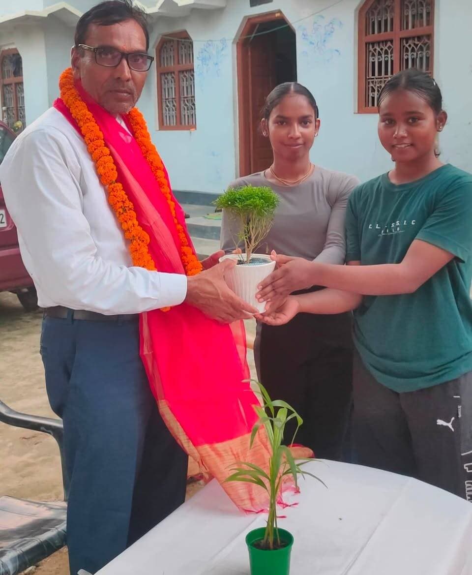 वैदिक योगशाला में राष्ट्रीय शिक्षक पुरस्कार प्राप्त रामनिवास मौर्य सहित राज्य स्तरीय योगासन प्रतियोगिता के लिए चयनित खिलाड़ियों का सम्मान
मऊ। पारा स्थित वैदिक योगशाला में सम्मान समारोह का आयोजन कर राष्ट्रपति द्वारा राष्ट्रीय शिक्षक पुरस्कार से सम्मानित शिक्षक एवं योगासन के राष्ट्रीय स्तर के खिलाड़ी रामनिवास मौर्य तथा विशिष्ट अतिथि भारत भूषण सिंह सिसौदिया को सम्मानित किया गया। इस अवसर पर 70वीं मंडलीय विद्यालयीय योगासन प्रतियोगिता में उत्कृष्ट प्रदर्शन कर आगामी राज्य स्तरीय प्रतियोगिता के लिए चयनित वैदिक योगशाला के पांच खिलाड़ियों को भी सम्मानित किया गया।
मंडल स्तरीय प्रतियोगिता में शानदार प्रदर्शन के आधार पर पीयूष, पूजा, संजना, गगन एवं अनंत का चयन 70वीं राज्य स्तरीय विद्यालयीय योगासन प्रतियोगिता के लिए हुआ है। राज्य स्तरीय प्रतियोगिता का आयोजन 9 से 12 अक्टूबर तक शिबली इंटर कॉलेज, आजमगढ़ में किया जाएगा।
मंडल स्तरीय प्रतियोगिता में वैदिक योगशाला के खिलाड़ियों ने जनपद मऊ का प्रतिनिधित्व करते हुए विभिन्न योगासन स्पर्धाओं में उत्कृष्ट प्रदर्शन किया और कई स्पर्धाओं में प्रथम स्थान प्राप्त कर स्वर्ण पदक हासिल किया।
अंडर-19 रिदमिक पेयर स्पर्धा में पूजा एवं संजना की जोड़ी, जो बापू इंटर कॉलेज, कोपागंज की छात्राएं हैं, ने प्रथम स्थान प्राप्त किया। वहीं अंडर-19 आर्टिस्टिक सिंगल में पूजा ने प्रथम स्थान हासिल किया।
इसी प्रकार अंडर-17 आर्टिस्टिक पेयर बालक वर्ग में पीयूष (नेहरू स्मारक इंटर कॉलेज, फैजुलाहपुर) एवं गगन (मां शकुंतला इंटर कॉलेज, अमरी) की जोड़ी ने प्रथम स्थान प्राप्त किया। वहीं आर्टिस्टिक सिंगल में पीयूष ने भी प्रथम स्थान हासिल कर राज्य स्तरीय प्रतियोगिता के लिए अपनी जगह सुनिश्चित की।
सम्मान समारोह के मुख्य अतिथि राष्ट्रीय शिक्षक पुरस्कार से सम्मानित रामनिवास मौर्य ने चयनित खिलाड़ियों को मेडल पहनाकर सम्मानित किया तथा राज्य स्तरीय प्रतियोगिता के लिए उन्हें बधाई एवं शुभकामनाएं दीं। उन्होंने खिलाड़ियों का उत्साहवर्धन करते हुए कहा कि नियमित अभ्यास, अनुशासन और आत्मविश्वास के साथ खिलाड़ी राज्य एवं राष्ट्रीय स्तर पर भी उत्कृष्ट प्रदर्शन कर सकते हैं।
विशिष्ट अतिथि भारत भूषण सिंह सिसौदिया ने भी विजेता खिलाड़ियों का माल्यार्पण कर एवं मिष्ठान खिलाकर उनका उत्साहवर्धन किया तथा उनके उज्ज्वल भविष्य की कामना की।
इस अवसर पर वैदिक योगशाला की ओर से दोनों अतिथियों को अंगवस्त्र एवं पौधा भेंट कर सम्मानित किया गया।
कार्यक्रम के अंत में वैदिक योगशाला के संस्थापक राजन वैदिक ने राज्य स्तरीय प्रतियोगिता के लिए चयनित सभी खिलाड़ियों को शुभकामनाएं देते हुए उनके उज्ज्वल भविष्य की कामना की।