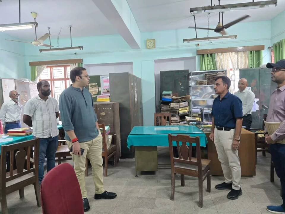 #मऊ में नवागत सीडीओ ध्रुव खाडिया का विकास भवन में औचक निरीक्षण, समयबद्धता और स्वच्छता पर दिए सख्त निर्देश