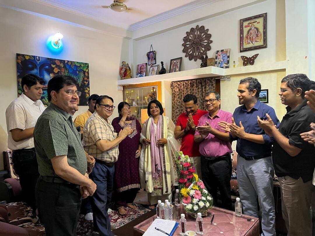 लंदन में मऊ का मान बढ़ाने वाली डॉ. एकिका सिंह का आईएमए ने किया सम्मान
RCOG की प्रतिष्ठित मानद उपाधि मिलने पर चिकित्सकों ने किया अभिनंदन, उपलब्धि को बताया जिले के लिए गौरव
मऊ। लंदन में प्रतिष्ठित मानद उपाधि से सम्मानित होने के बाद वरिष्ठ स्त्री एवं प्रसूति रोग विशेषज्ञ डॉ. एकिका सिंह का बुधवार को इंडियन मेडिकल एसोसिएशन (आईएमए), मऊनाथ भंजन की ओर से अभिनंदन किया गया। अग्रवाल नर्सिंग होम में आयोजित आईएमए की कार्यकारिणी बैठक में चिकित्सकों ने डॉ. सिंह को बधाई देते हुए उनकी उपलब्धि को मऊ के चिकित्सा जगत के लिए गौरवपूर्ण बताया।
डॉ. एकिका सिंह को लंदन में रॉयल कॉलेज ऑफ ऑब्स्टेट्रिशियन एंड गायनेकोलॉजिस्ट (RCOG) की ओर से प्रतिष्ठित मानद उपाधि से सम्मानित किया गया है। उनकी इस उपलब्धि की जानकारी मिलने के बाद जिले के चिकित्सकों में खुशी का माहौल है। आईएमए की बैठक में भी इस उपलब्धि की चर्चा प्रमुखता से हुई।
आईएमए पदाधिकारियों ने कहा कि अंतरराष्ट्रीय स्तर पर मऊ के चिकित्सक को मिली यह मान्यता जिले के लिए सम्मान की बात है। डॉ. सिंह की उपलब्धि चिकित्सा क्षेत्र में काम कर रहे युवाओं के लिए प्रेरणादायी है। इस दौरान आईएमए परिवार की ओर से उन्हें सम्मानित कर शुभकामनाएं दी गईं।
कार्यकारिणी की बैठक में कई मुद्दों पर चर्चा
अग्रवाल नर्सिंग होम में हुई कार्यकारिणी की बैठक में आईएमए की आगामी गतिविधियों और चिकित्सा क्षेत्र से जुड़े विभिन्न विषयों पर चर्चा की गई। संगठन की गतिविधियों को और प्रभावी बनाने तथा चिकित्सकों की भूमिका को लेकर भी विचार-विमर्श हुआ।
बैठक में आईएमए अध्यक्ष डॉ. आरके अग्रवाल, सचिव डॉ. राहुल कुमार, डॉ. आरएम मिश्रा, डॉ. पवन कुमार गुप्ता, डॉ. एसके सिंह, डॉ. संजय सिंह, डॉ. एकिका सिंह, डॉ. राजा राम चौहान, डॉ. प्रवीन कुमार सिंह, डॉ. अमित कुमार रंजन, डॉ. जीएस चौहान, डॉ. समीर सिंह, डॉ. दुर्गेश आजाद, डॉ. अजय कुमार और डॉ. मोहम्मद आमिर समेत अन्य चिकित्सक मौजूद रहे।