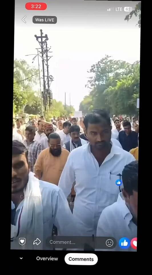 🚨दतिया में पिछोर से विधायक प्रीतम लोधी की रैली में हंगामा, SP ऑफिस जाते समय लगे 'भाजपा मुर्दाबाद' के नारे🚨
पिछोर विधायक प्रीतम सिंह लोधी के नेतृत्व में आज दतिया में SP कार्यालय के घेराव के लिए पैदल रैली निकाली जा रही थी। इसी दौरान रैली में हंगामा खड़ा हो गया।
रैली में जब कांग्रेस विधायक के खिलाफ मुर्दाबाद के नारे लग रहे थे, तभी एक व्यक्ति ने माइक छीनकर भाजपा मुर्दाबाद के नारे लगा दिए, जिसके बाद मौके पर अफरा-तफरी मच गई।
#Datia #PritamLodhi #Pichhore #MPNews